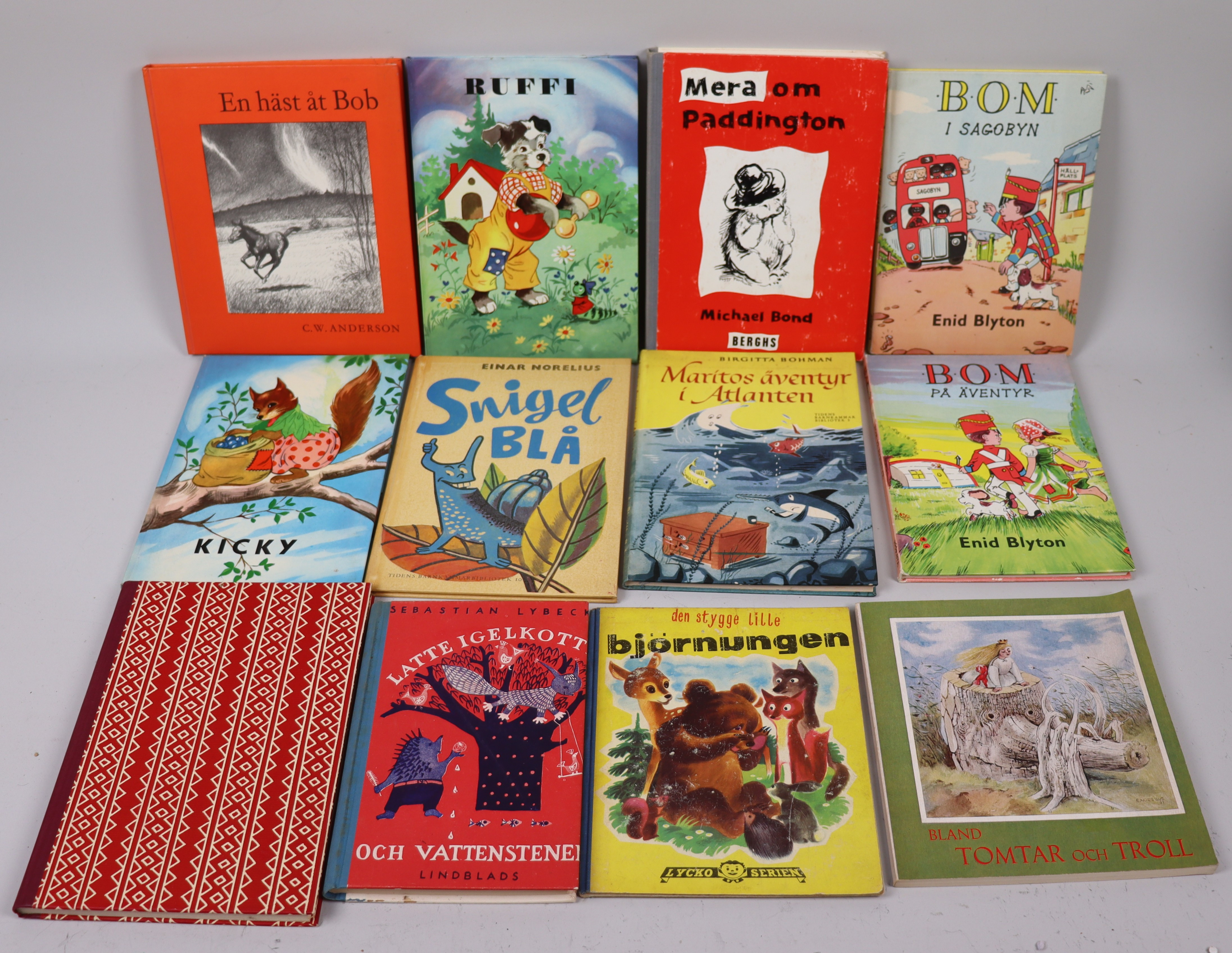 BARNBÖCKER, Paddington, Bom i Sagobyn, Tomtar och troll, Snigel blå mm, 12 st, 1950/60-tal.