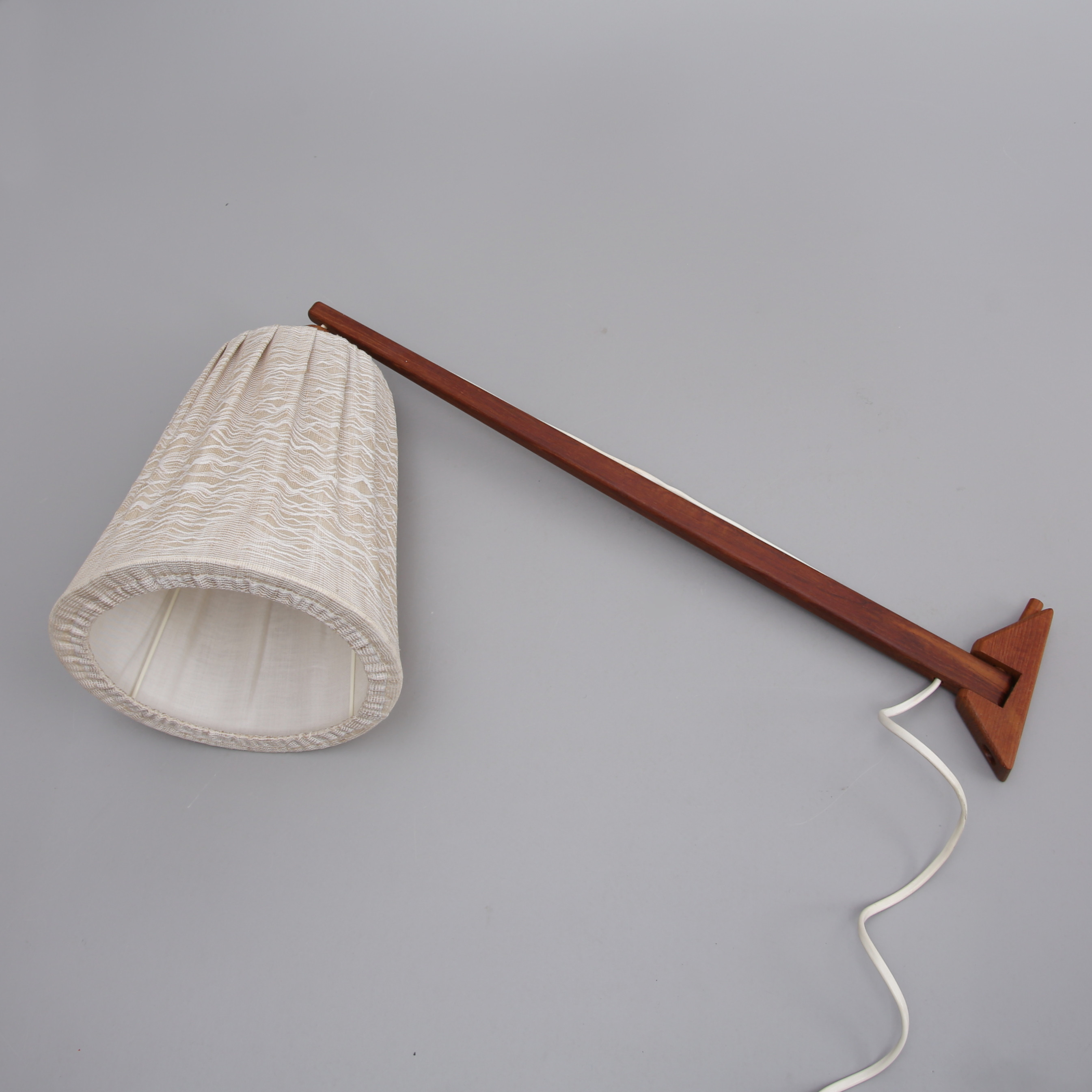 VÄGGLAMPA, teak, omkring 1900-talets mitt.