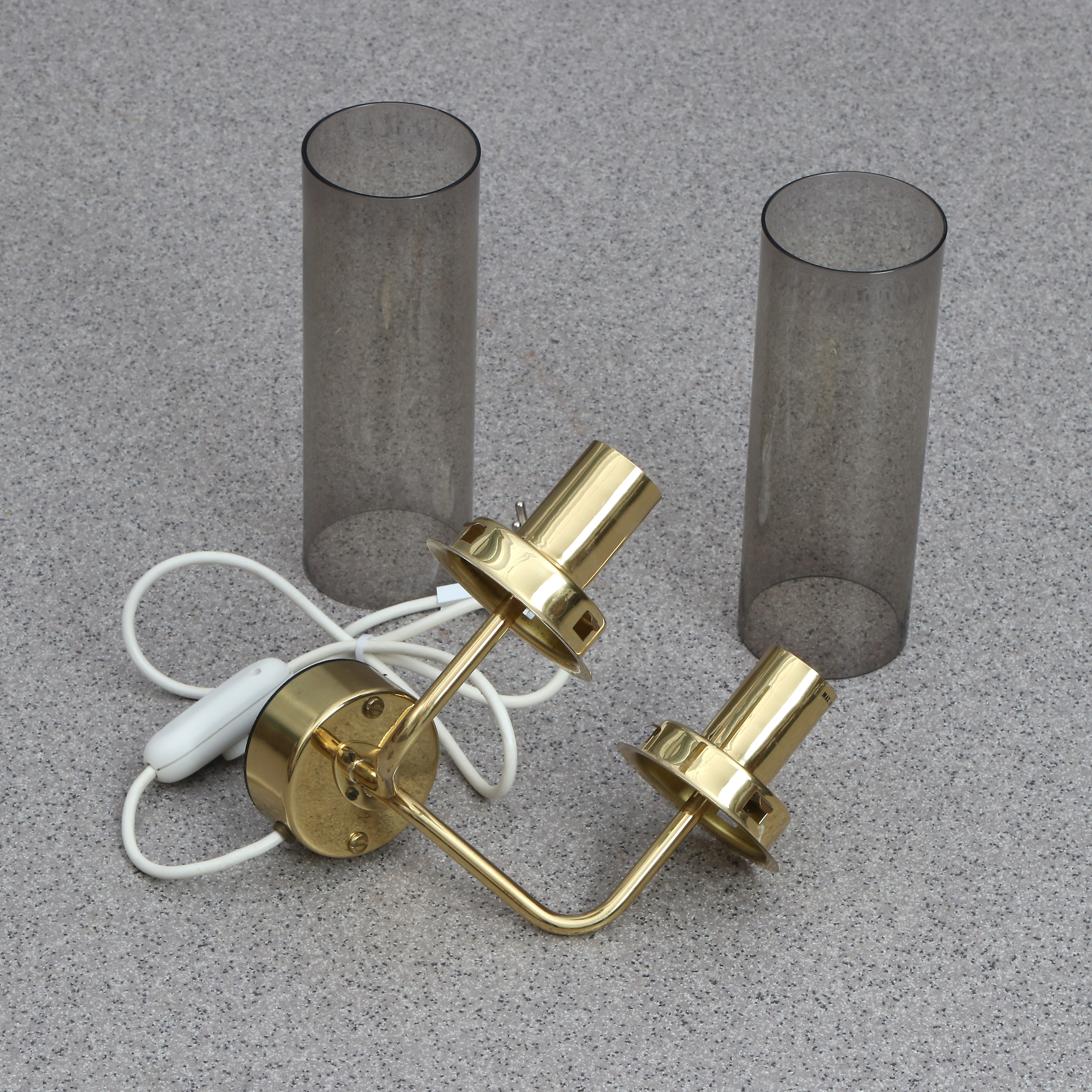 HANS-AGNE JAKOBSSON. VÄGGLAMPA. Mässing med glaskupor. Markaryd, 1900-talets andra hälft.