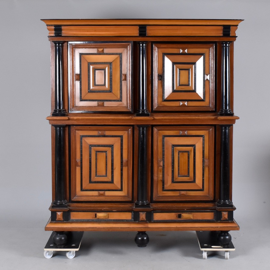 SALONGSSKÅP, SÅ KALLAT HAMBURGER SCHAPP, delvis svärtad ek och körsbär.