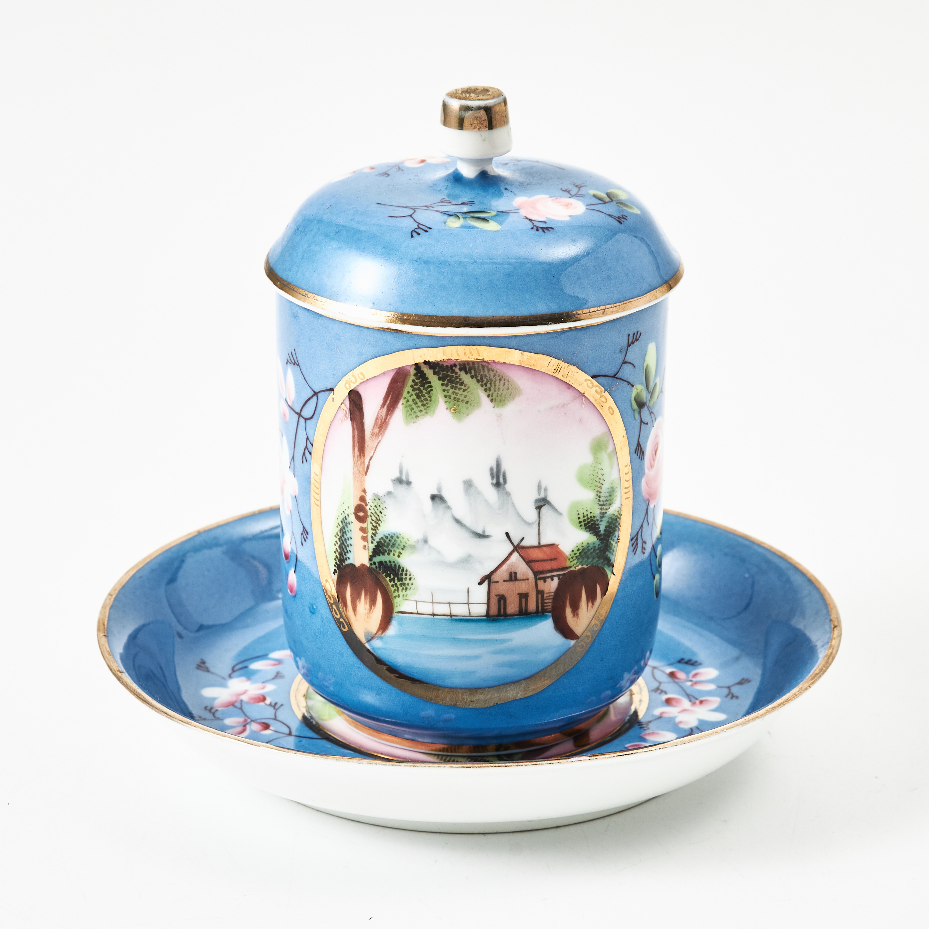 CHOKLADKOPP MED FAT, porslin, Kuznetsov, Dulevo fabriken, Ryssland 1891-1917, bemålad samt delvis förgylld.