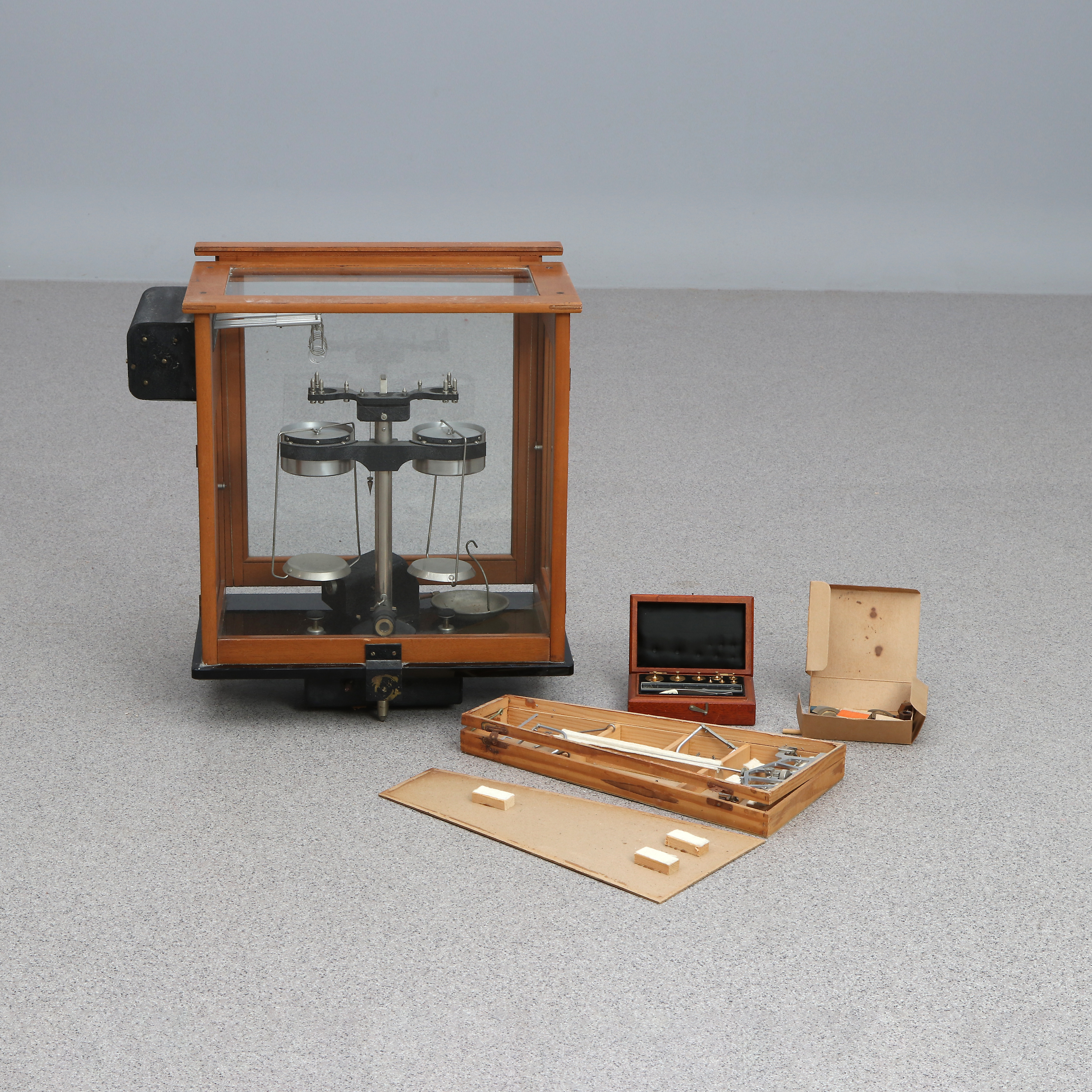 BALANSVÅG I VITRIN. Med viktsats och diverse tillbehör. Ab Winkelcentrifug.