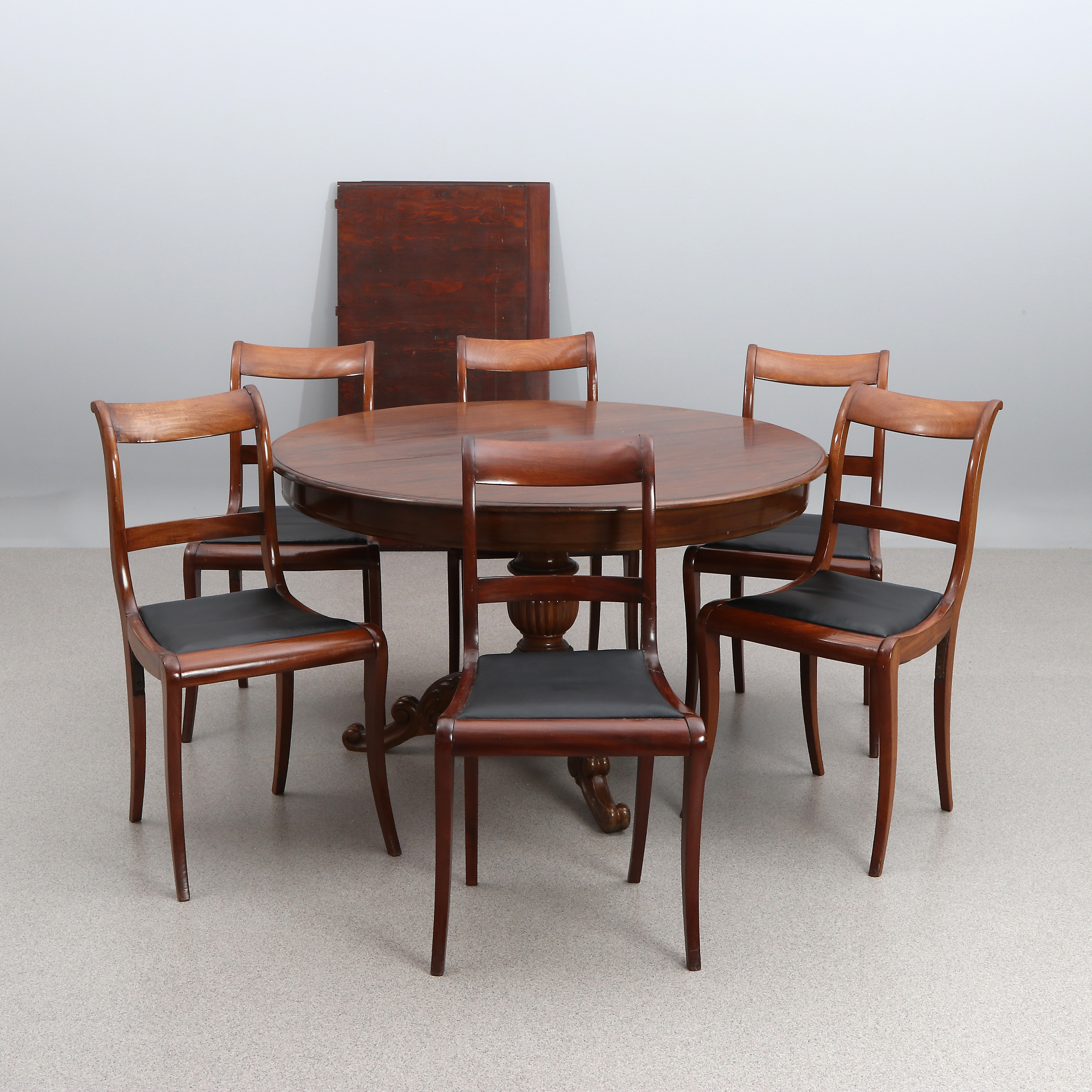 MATGRUPP, SJU DELAR. Mahogny, 1800-tal.