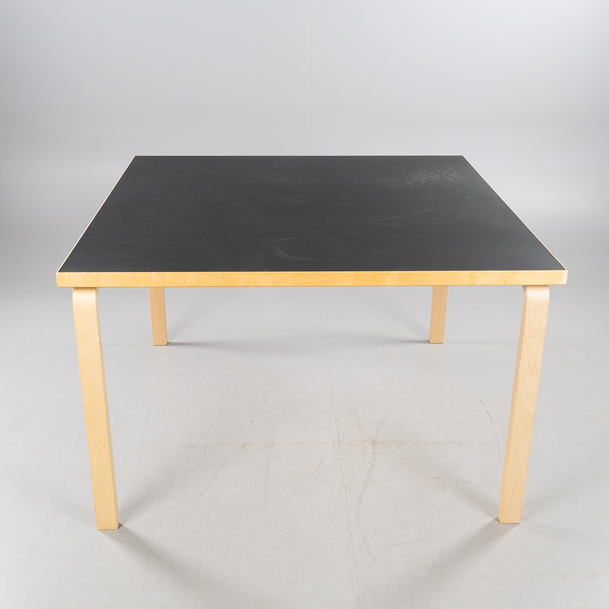ALVAR AALTO. Bord, 'Aalto 84 Bord Kvadratisk', Artek, björk med laminatskiva.