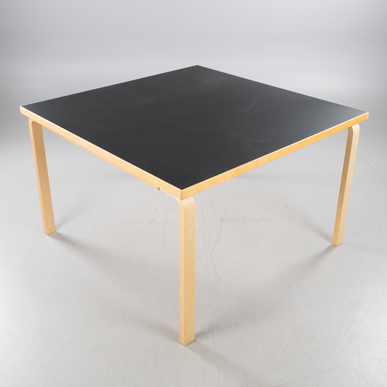 ALVAR AALTO. Bord, 'Aalto 84 Bord Kvadratisk', Artek, björk med laminatskiva.