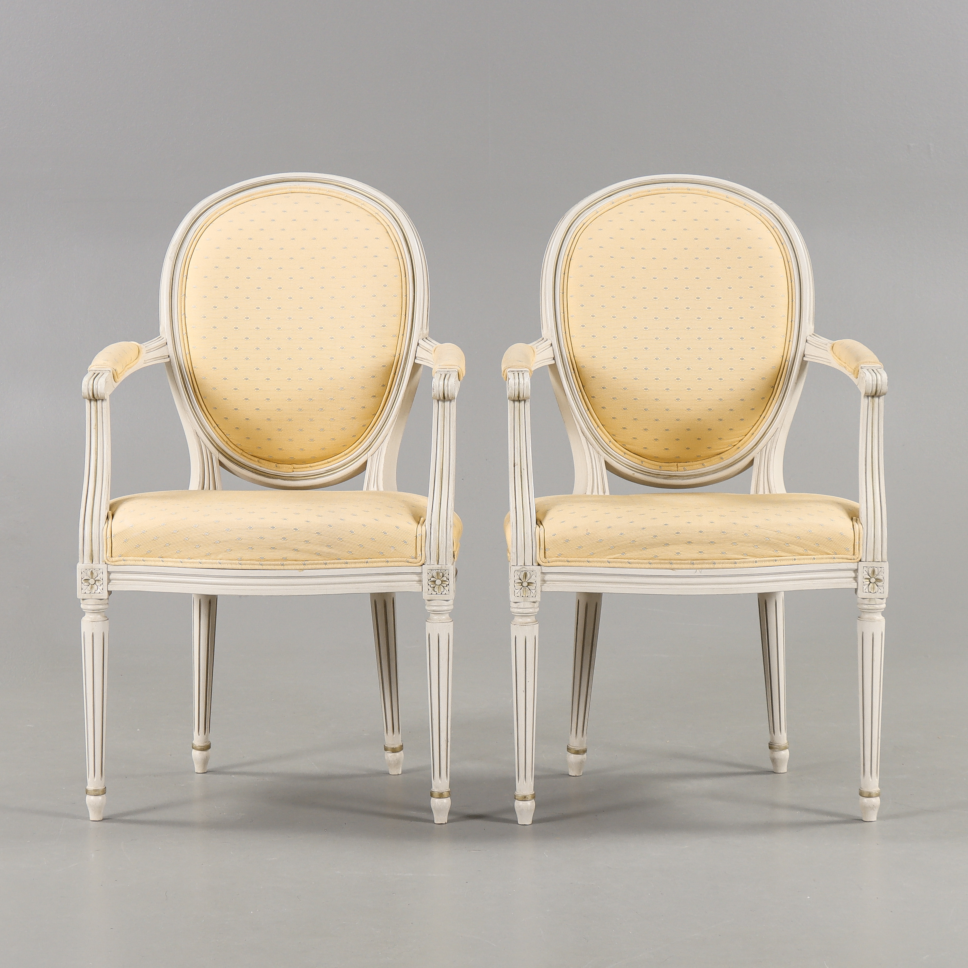 KARMSTOLAR ett par, gustaviansk stil, 1900-talets andra hälft.