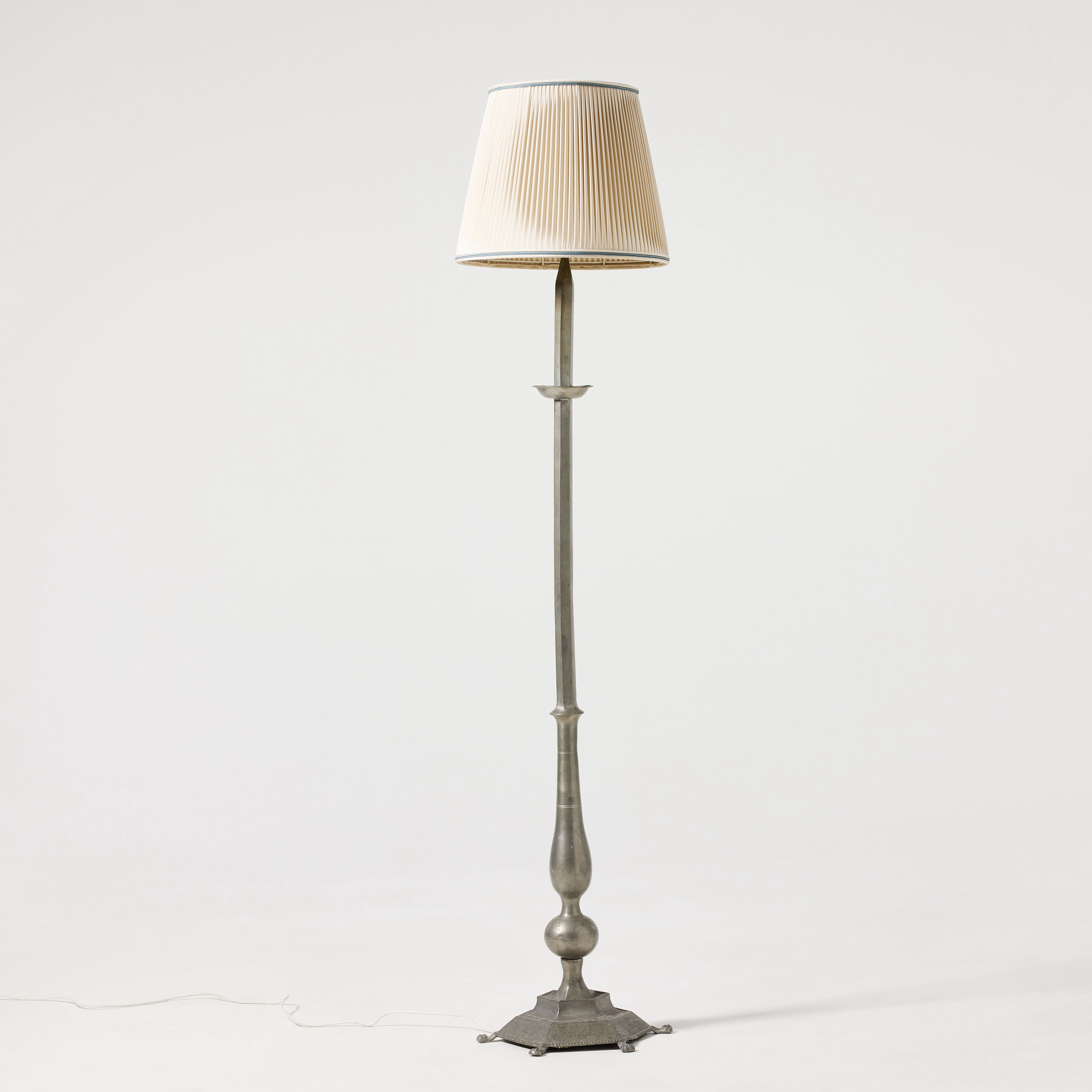 GOLVLAMPA, 1920/30-tal, tenn, skärmen klädd i ljust veckat tyg.