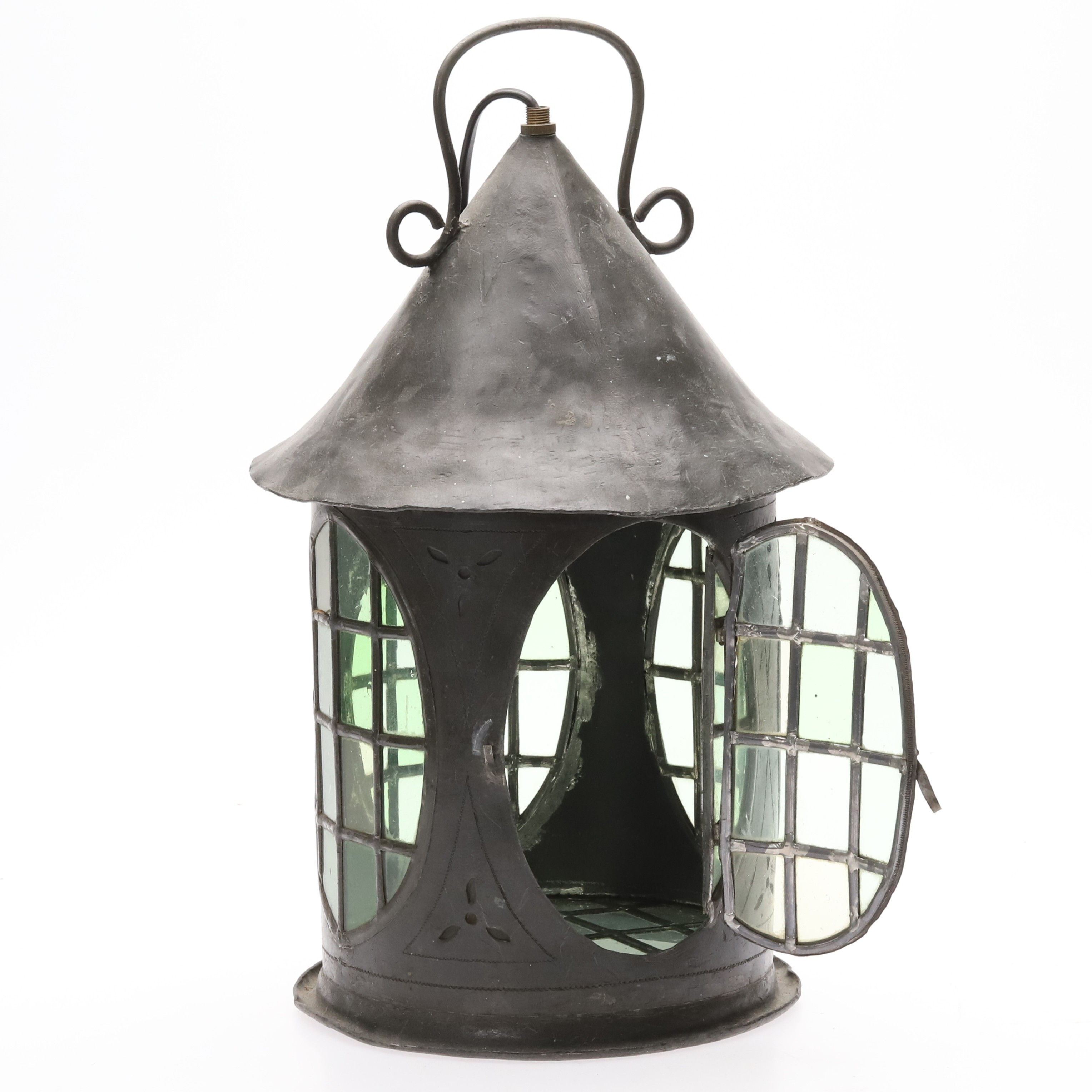 LYKTA. Stomme i bly med blyinfattat grönt glas och puntsad dekor.