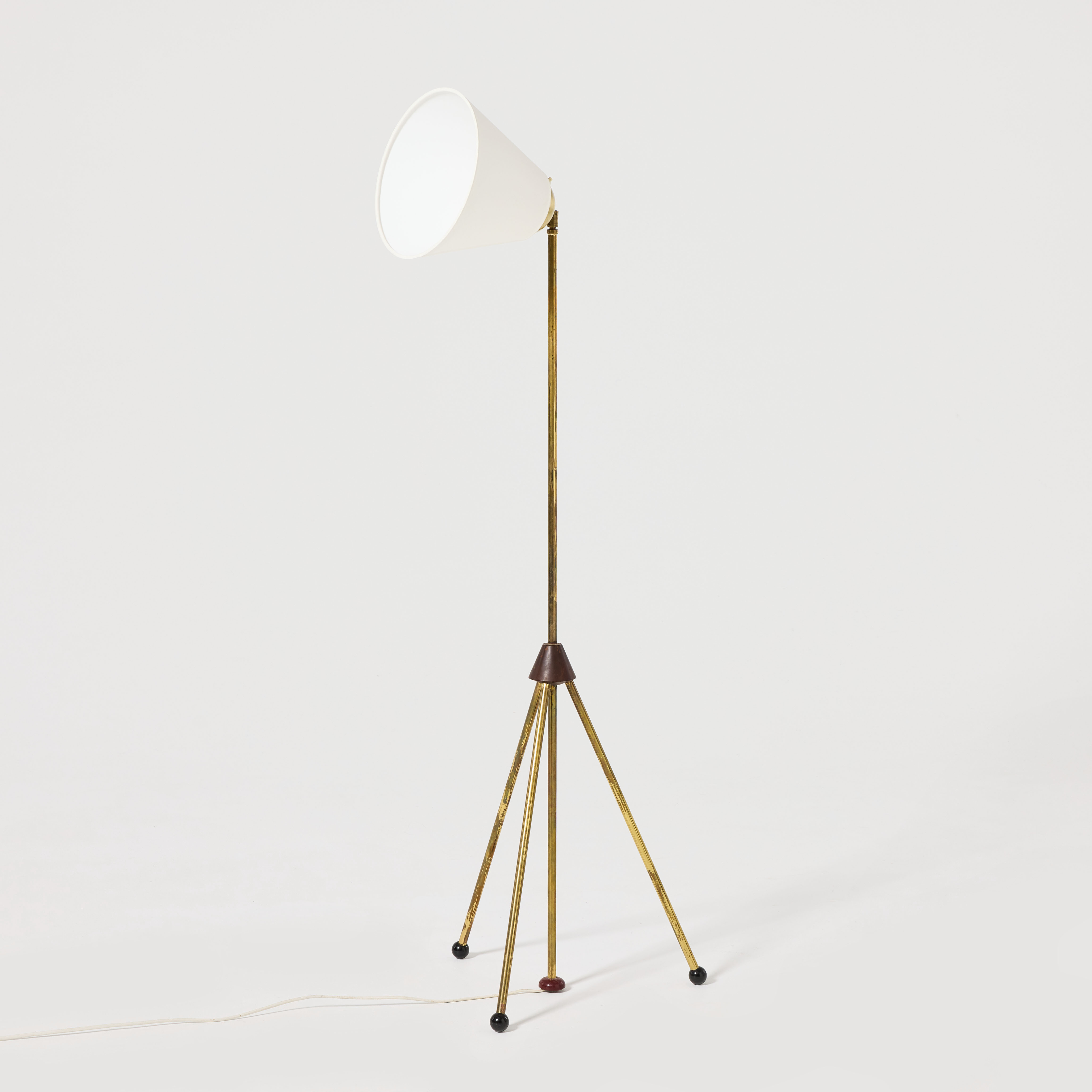 GOLVLAMPA, Sverige, 1950/60-tal, mässing och bakelit, skärmen klädd i vitt tyg.