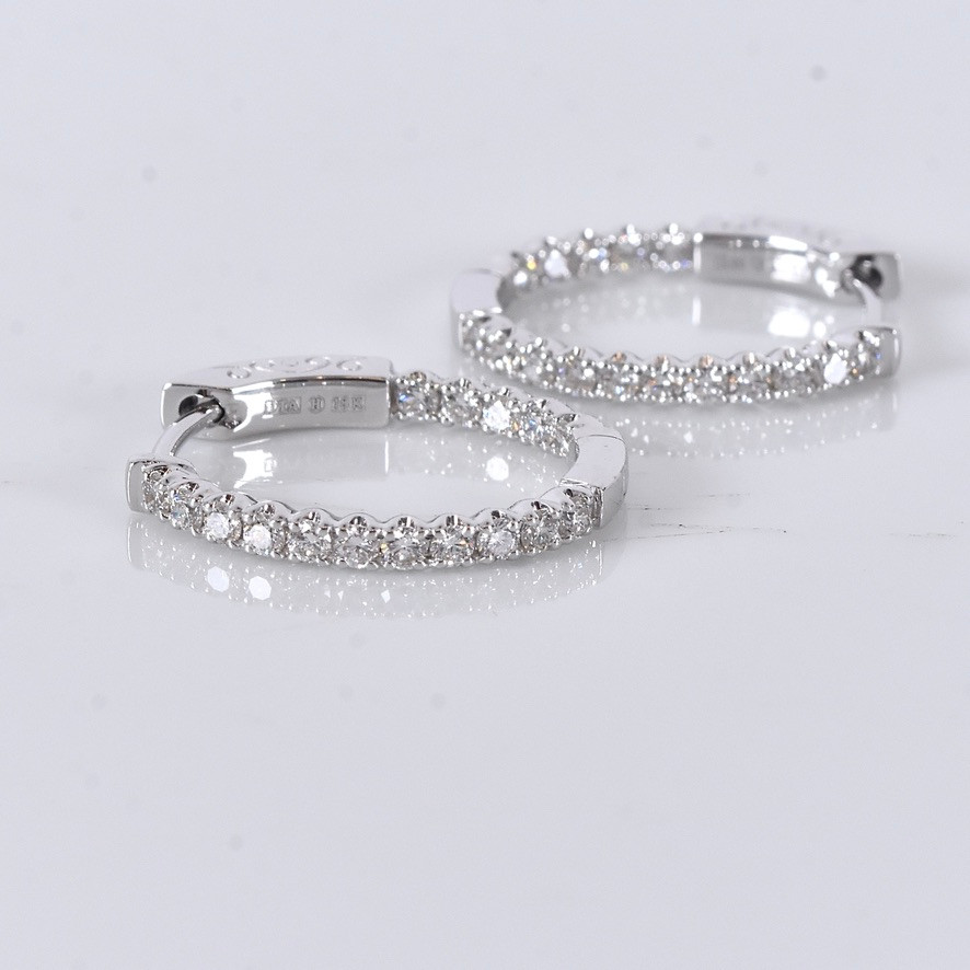 DIAMANTCREOLER, ett par, 0,70ct, vitguld 18K.