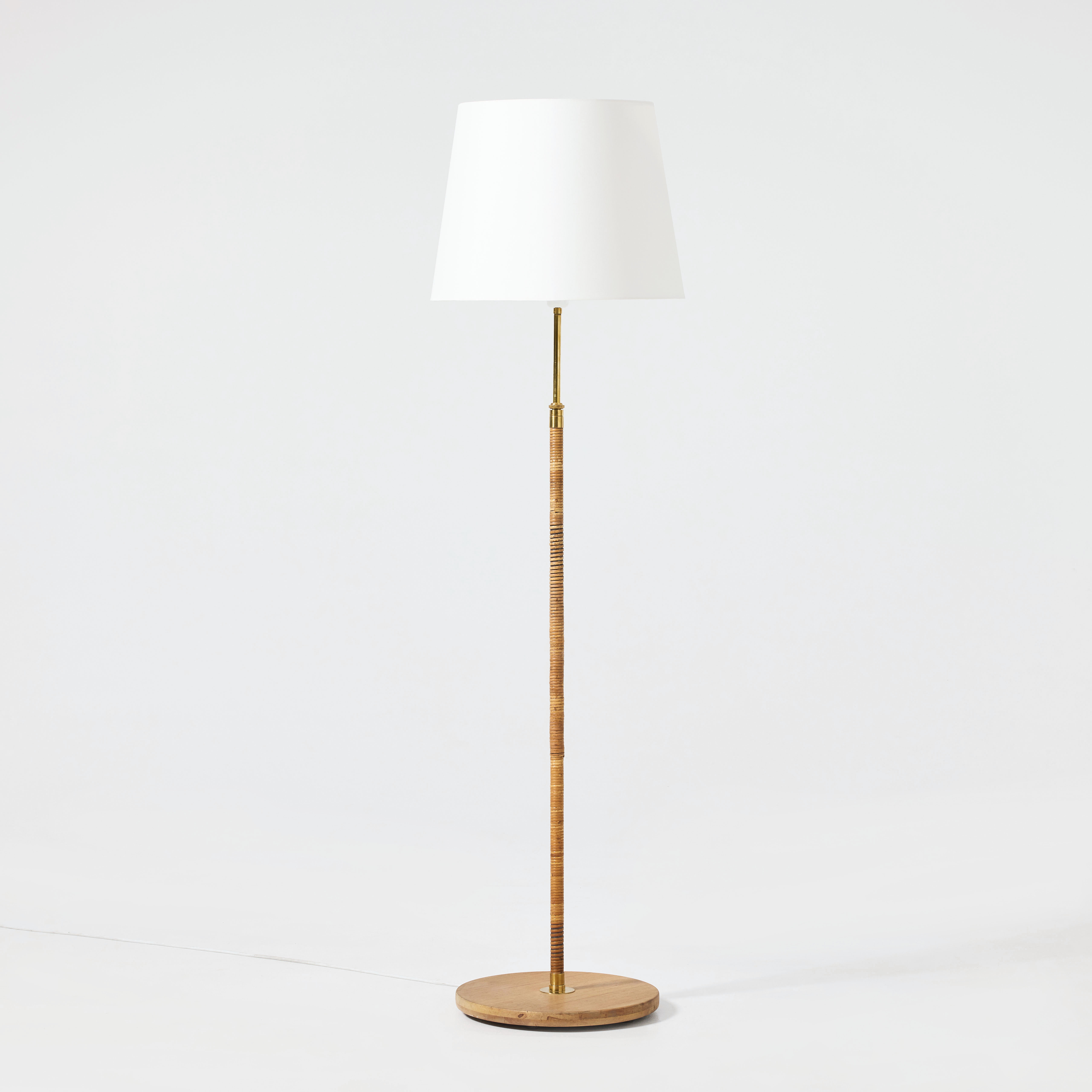 GOLVLAMPA, Sverige, 1940-tal, Swedish Modern, alm och mässing med rottinglindad pelare, skärmen klädd i vit textil.