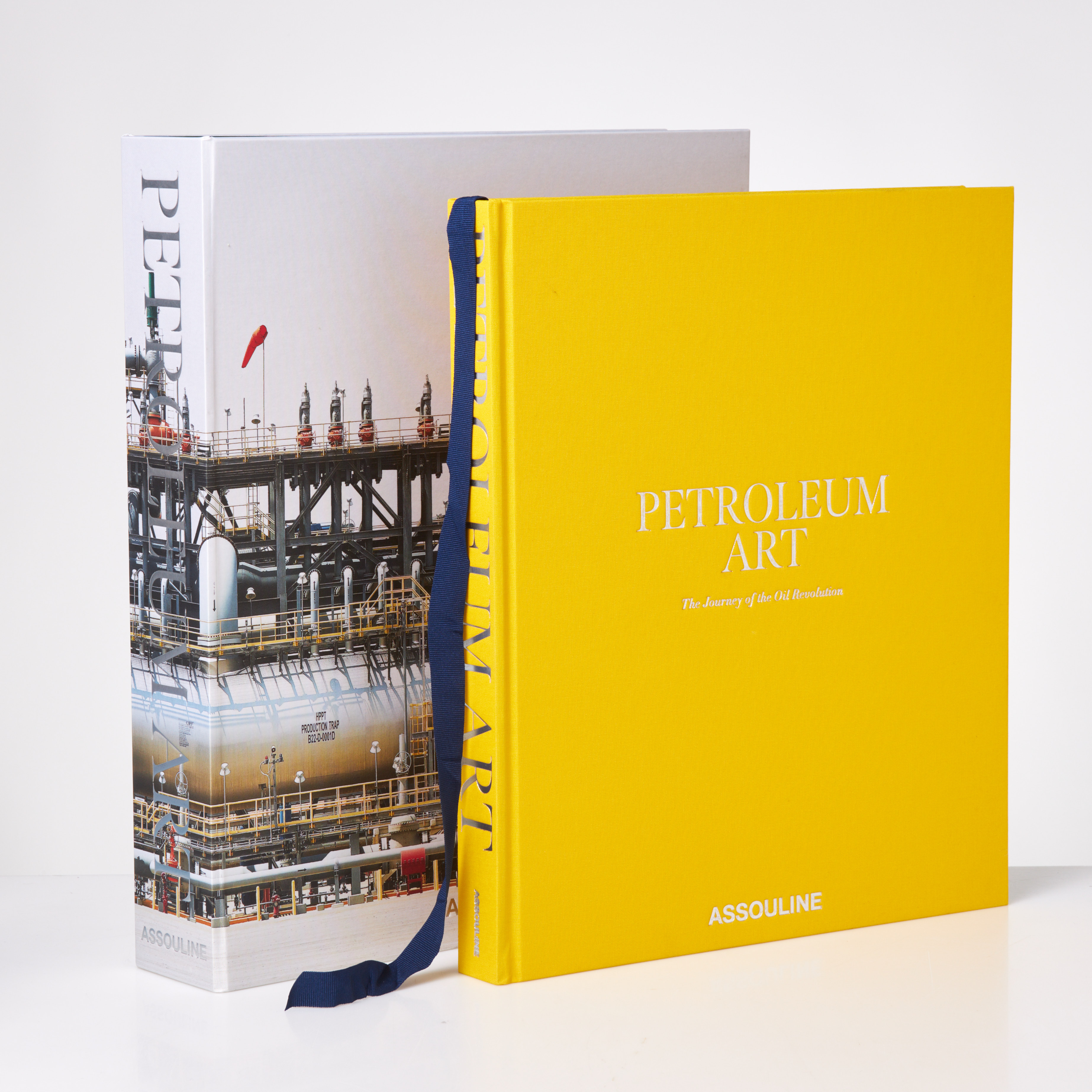 BOK, "Saudi Arabia: Petroleum Art", utgiven av Assouline, i box.