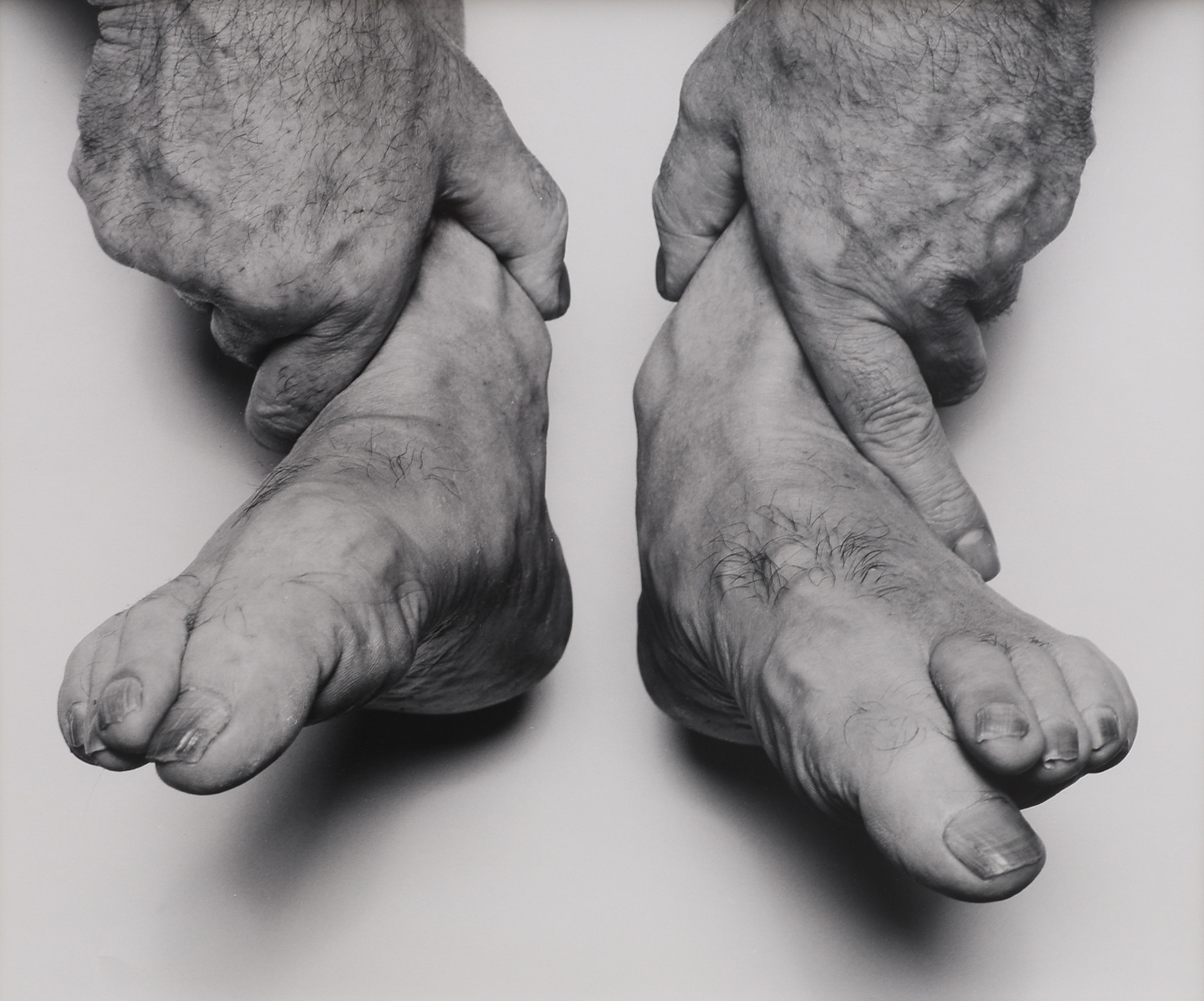 JOHN  COPLANS. SILVERGELATINKOPIA, "SELF PORTRAIT, HANDS HOLDING FEET 1985", SIGNERAD OCH NUMRERAD 10/12.