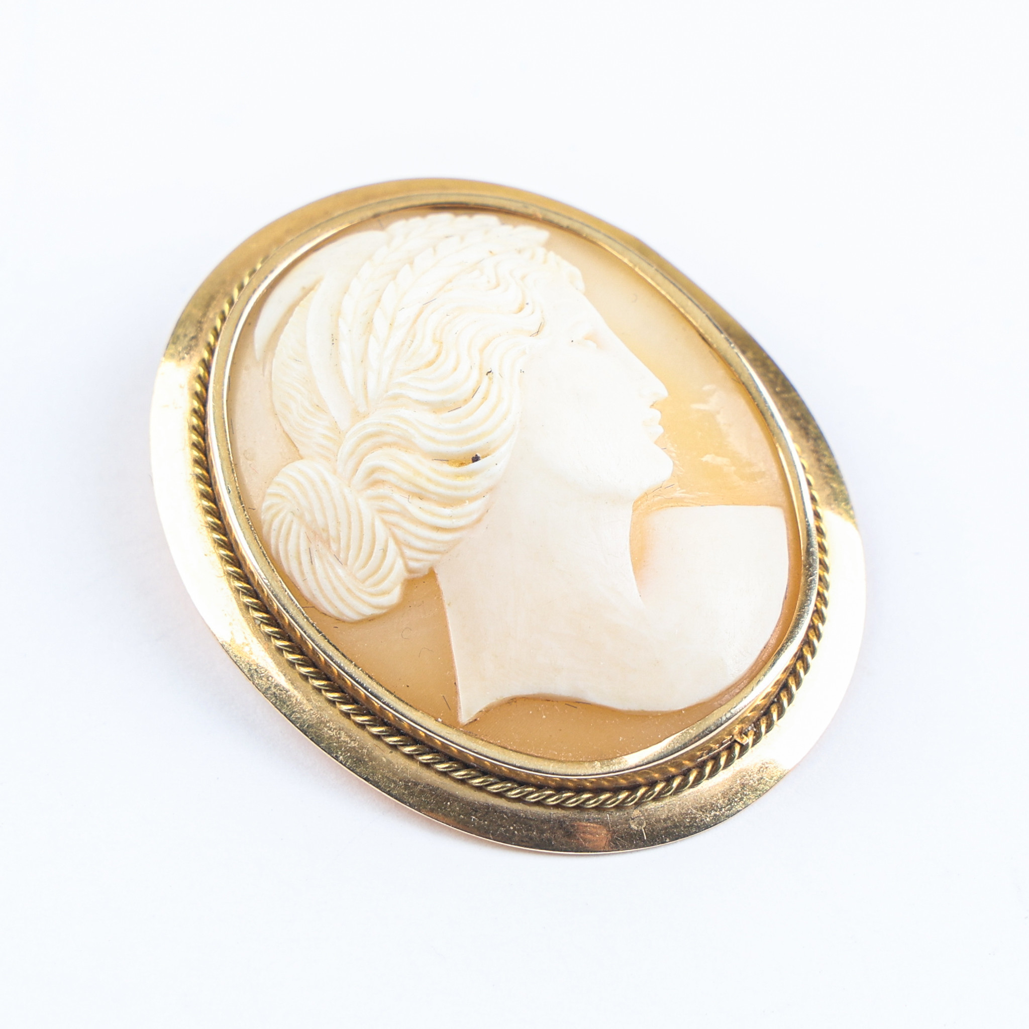 BROSCH/HÄNGE, kamé, 18K, skuret snäckskal.