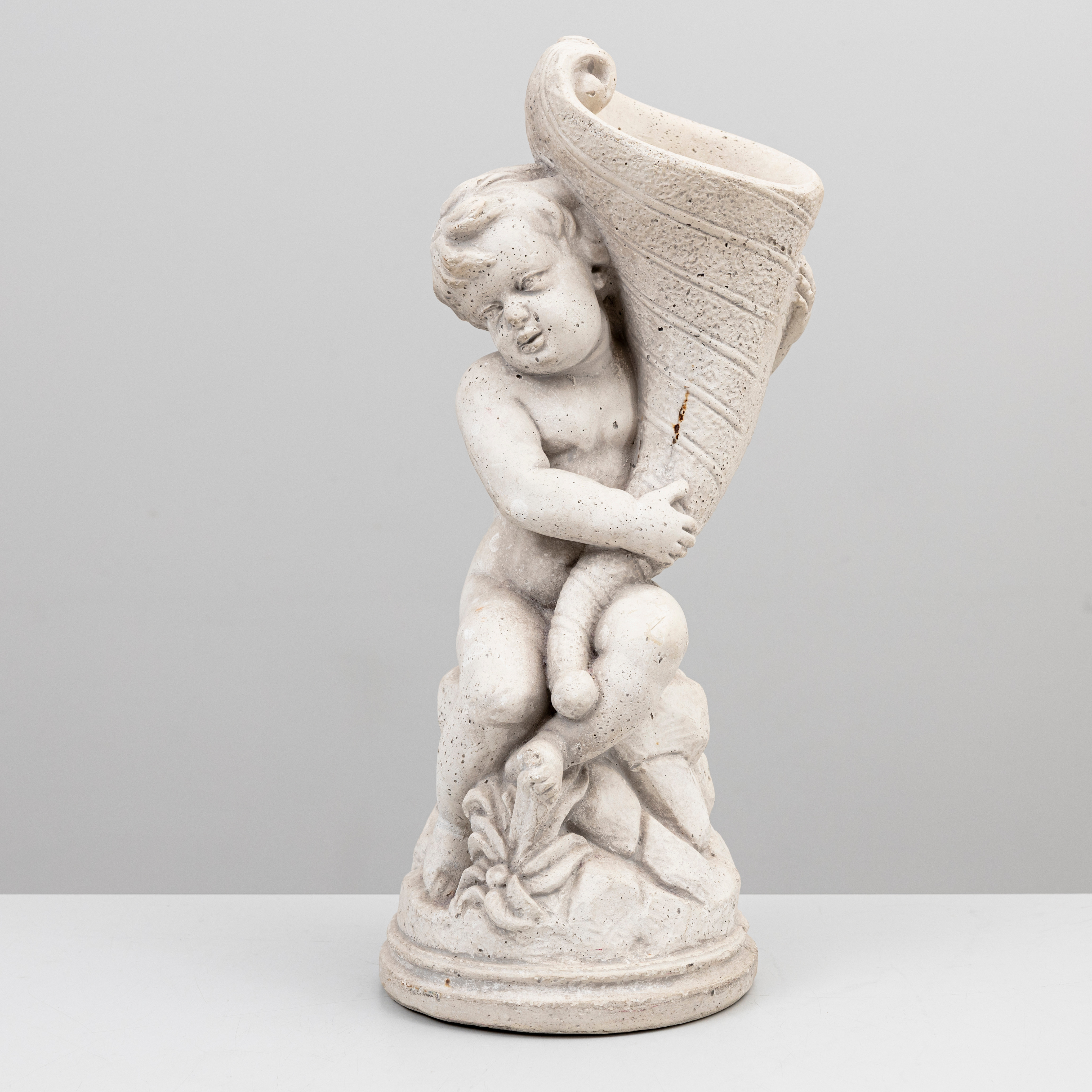 TRÄDGÅRDSSKULPTUR, betong, antikiserande stil i form av putti med ymnighetshorn.