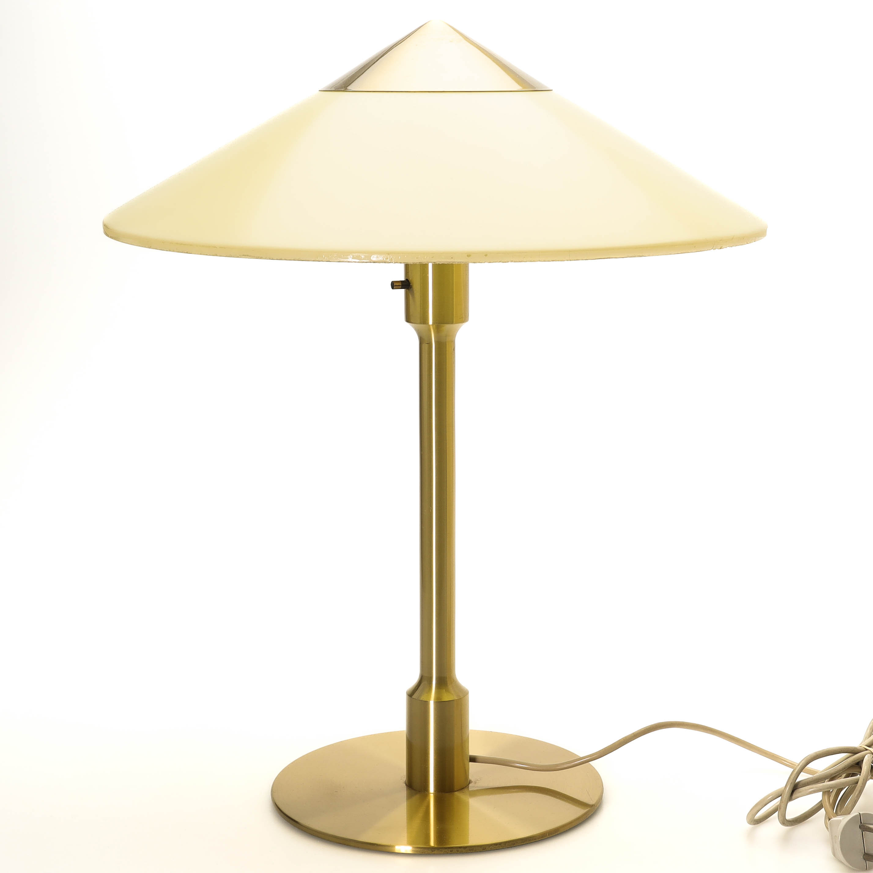 FOG & MØRUP. Bordslampa, mässing, skärm i akryl, ”Kongelys”, Danmark.