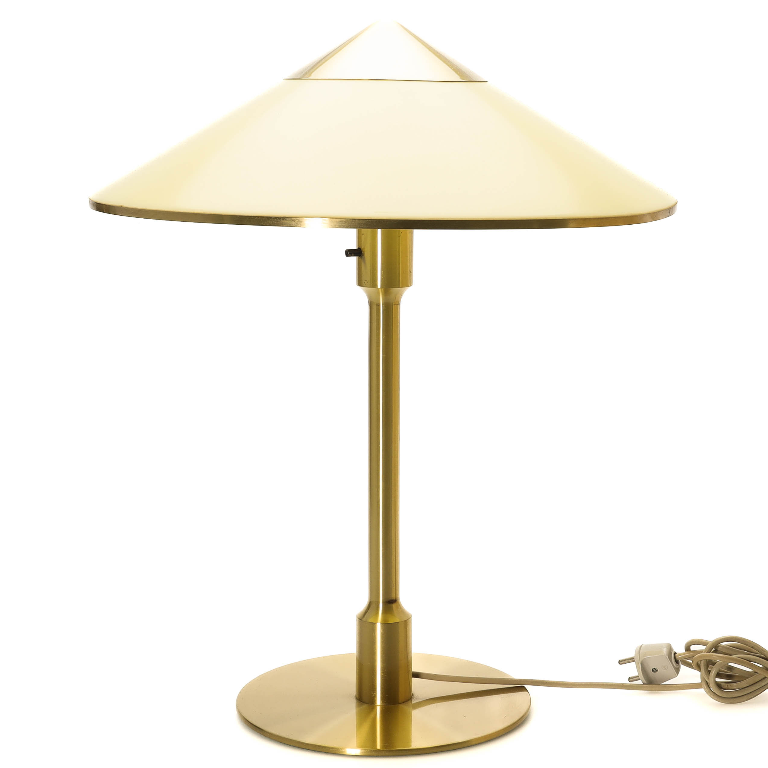 FOG & MØRUP. Bordslampa, mässing, skärm i akryl, ”Kongelys”, Danmark.