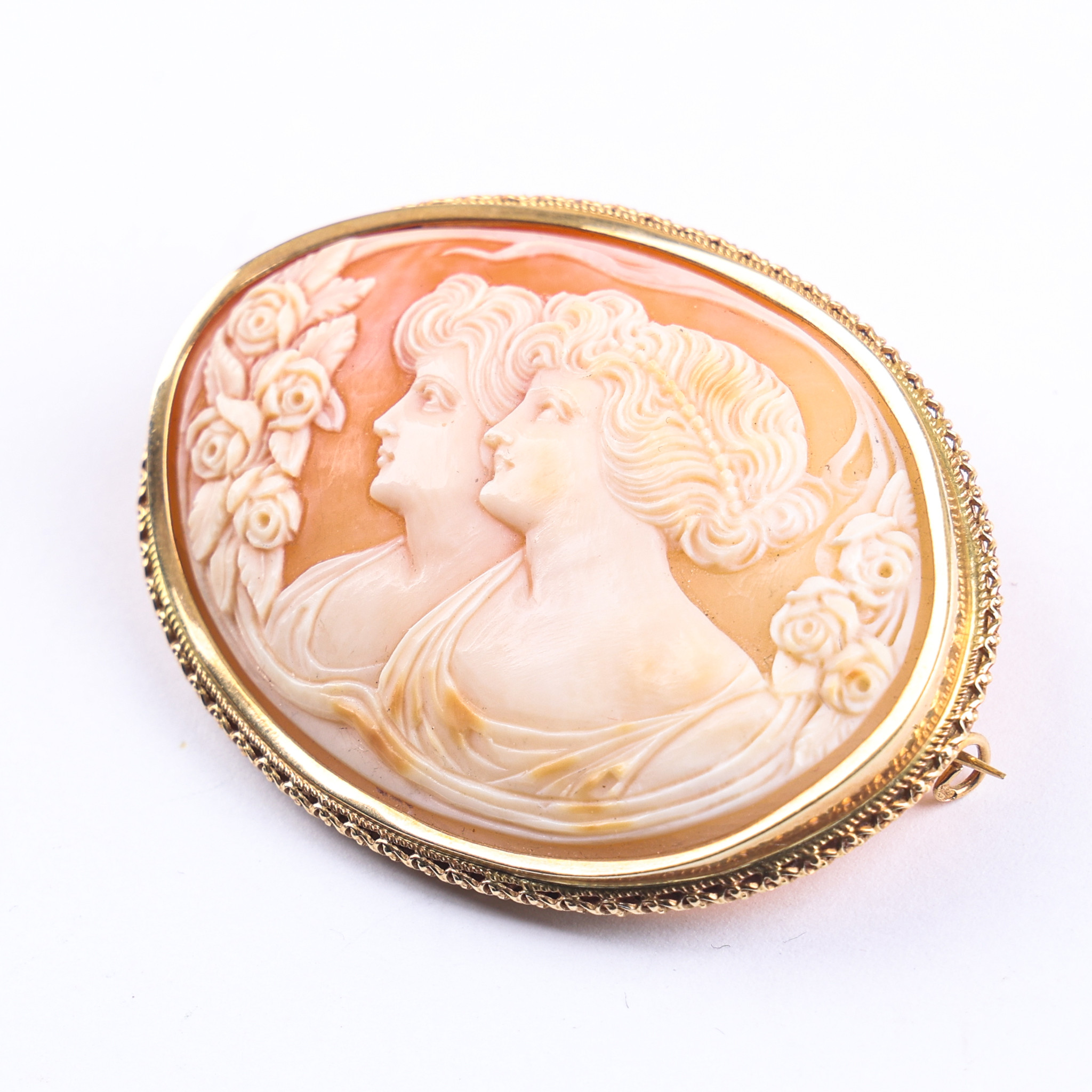 BROSCH, kamé, 18K, skuret snäckskal.