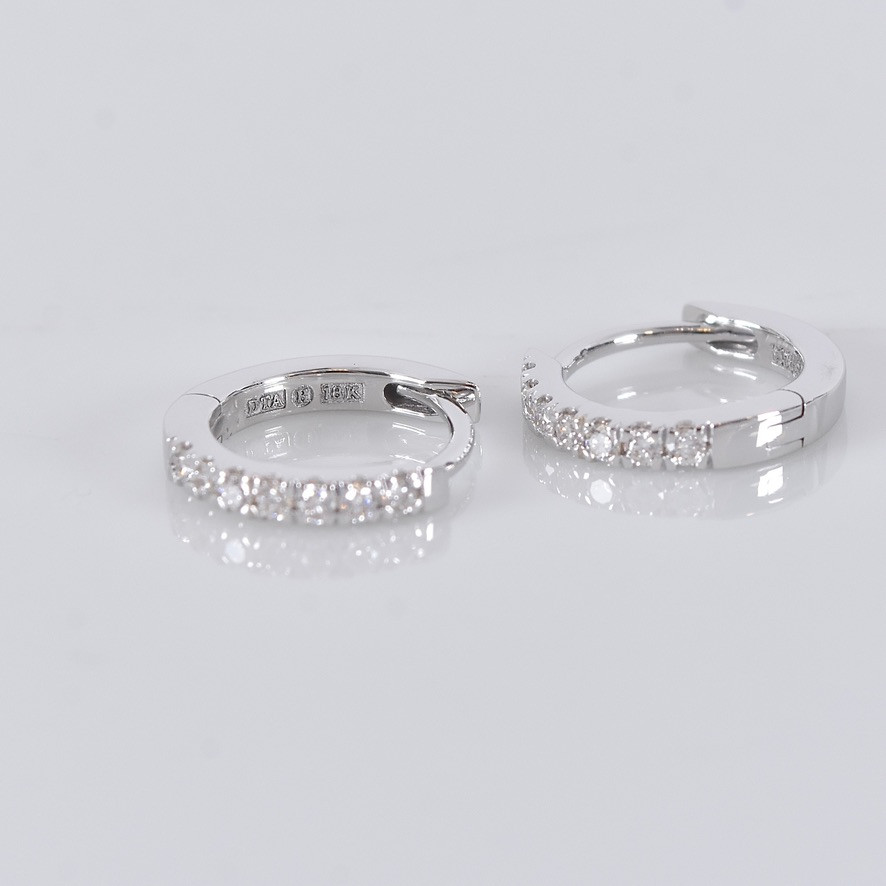 DIAMANTCREOLER, ett par, 0,13ct, vitguld 18K.