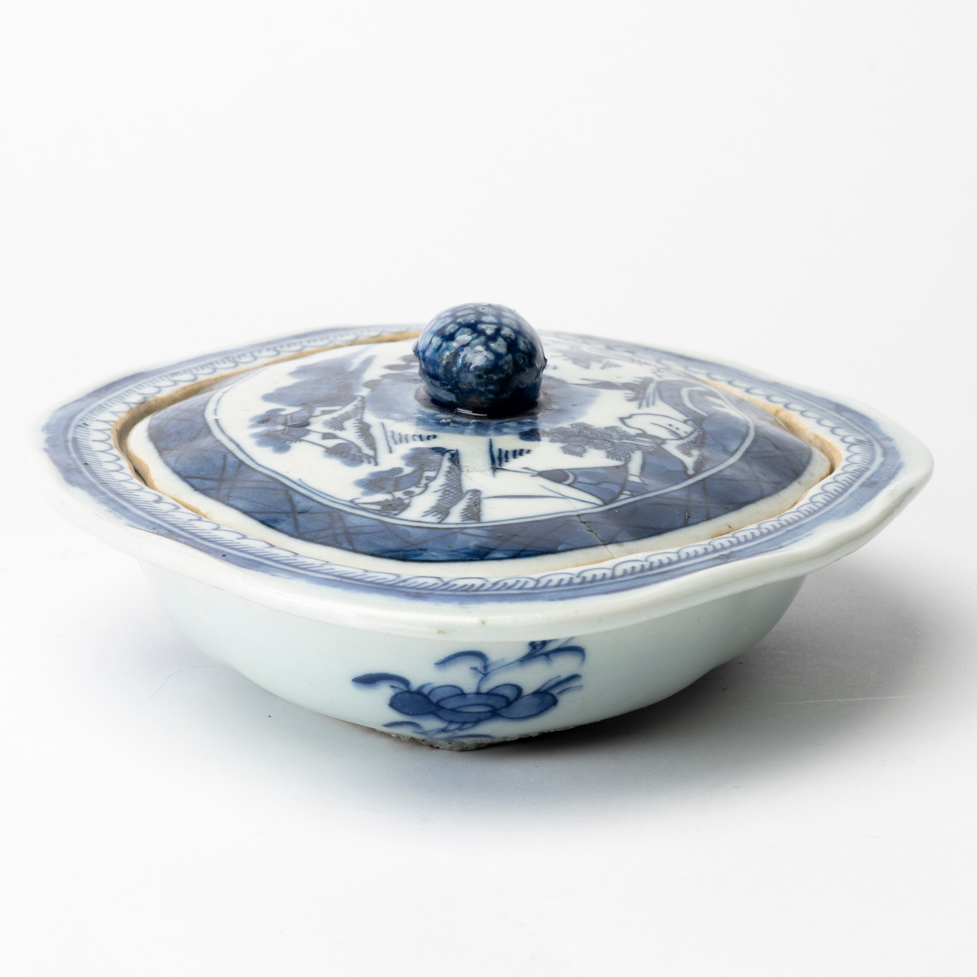 KAROTT MED LOCK, porslin, Kina, Jiaqing (1796-1820).