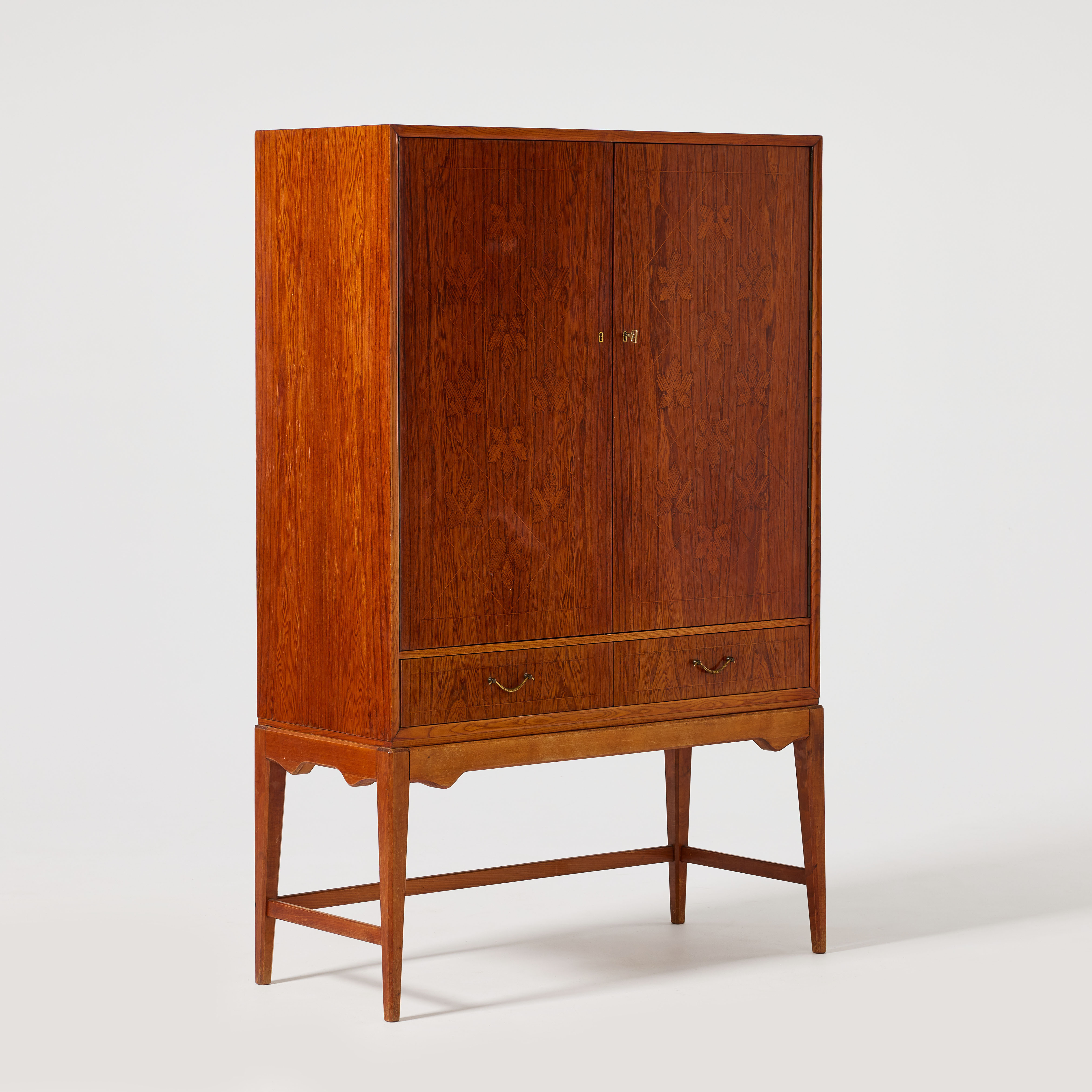 BARSKÅP, Sverige 1940-tal, rödbok och bubinga med beslag i mässing.