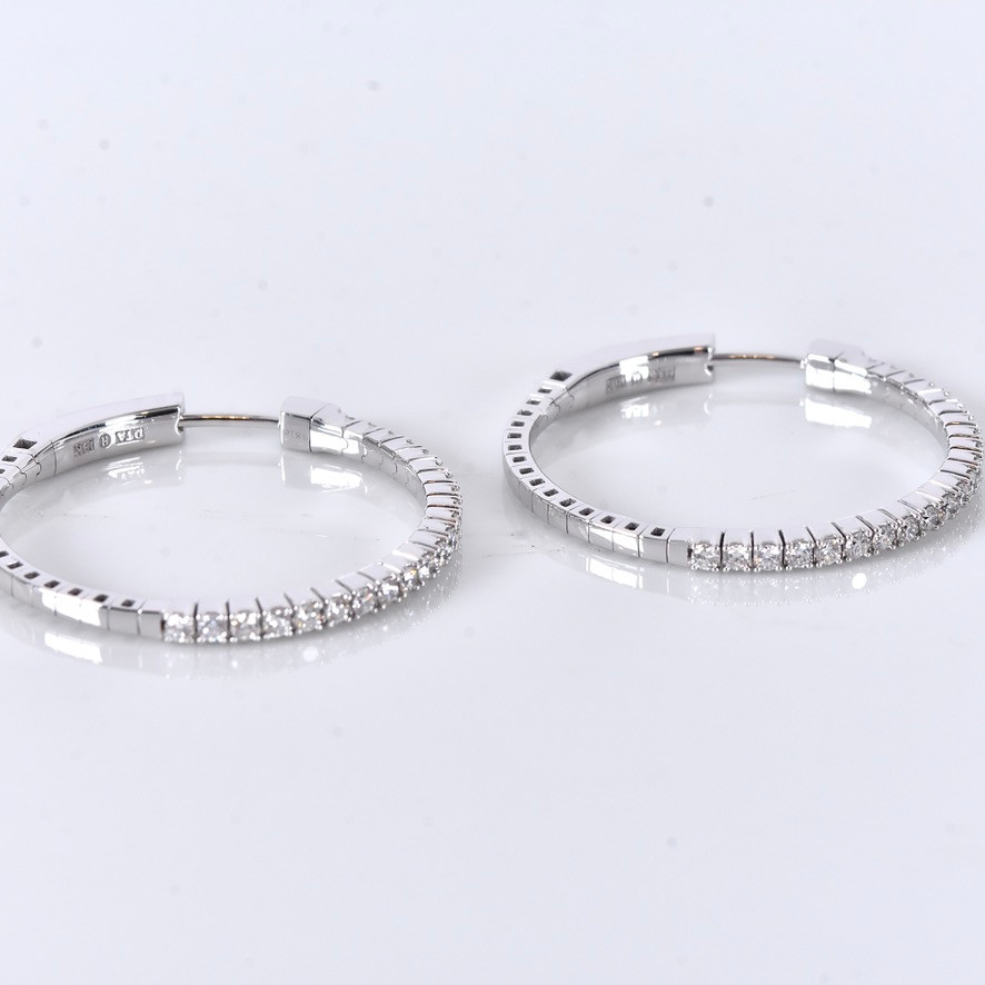 DIAMANTCREOLER, ett par, 0,81ct, vitguld 18K.