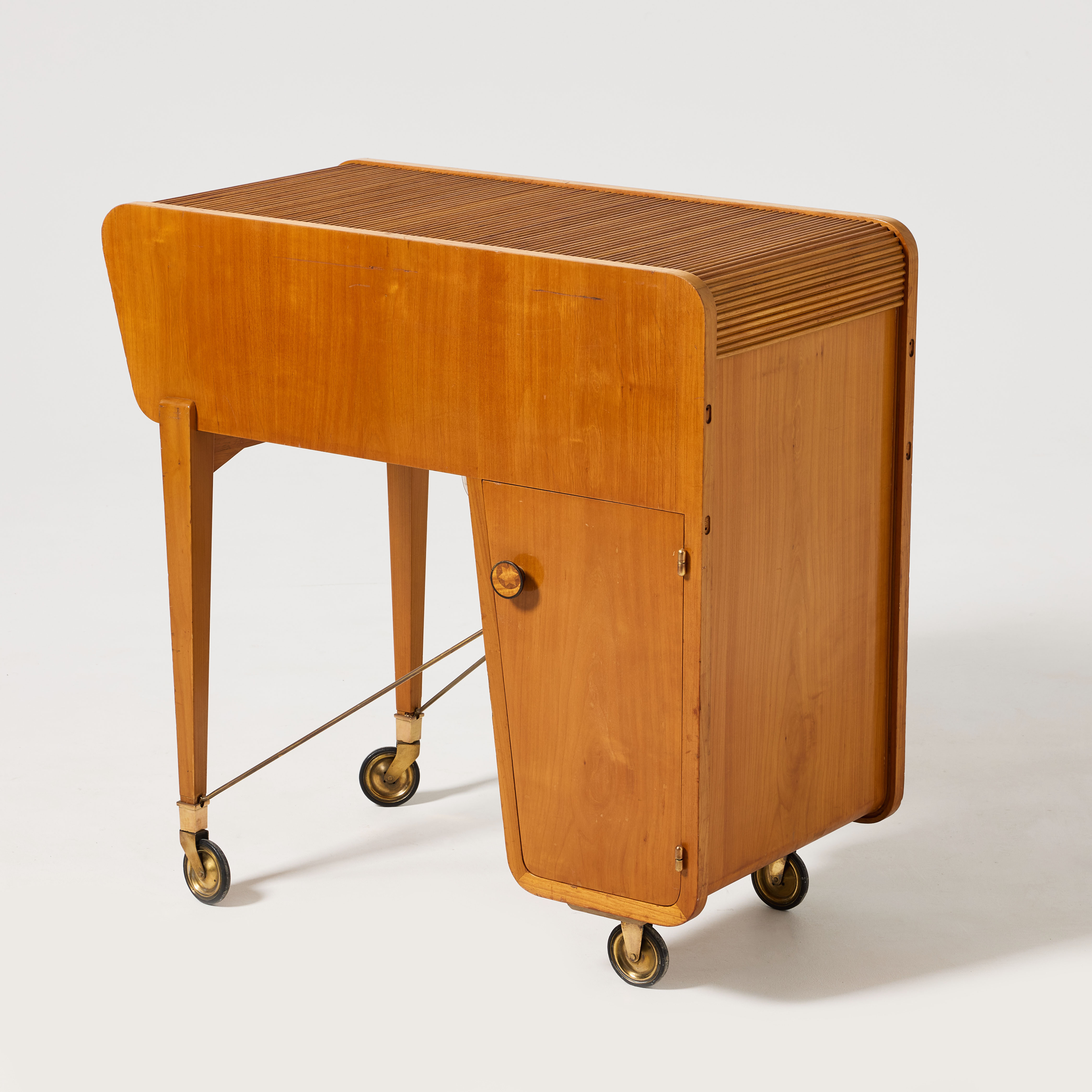 NORDISKA KOMPANIET. Barvagn, 1940-tal, Swedish Modern, med jalusi, fanerad i alm med beslag i mässing.