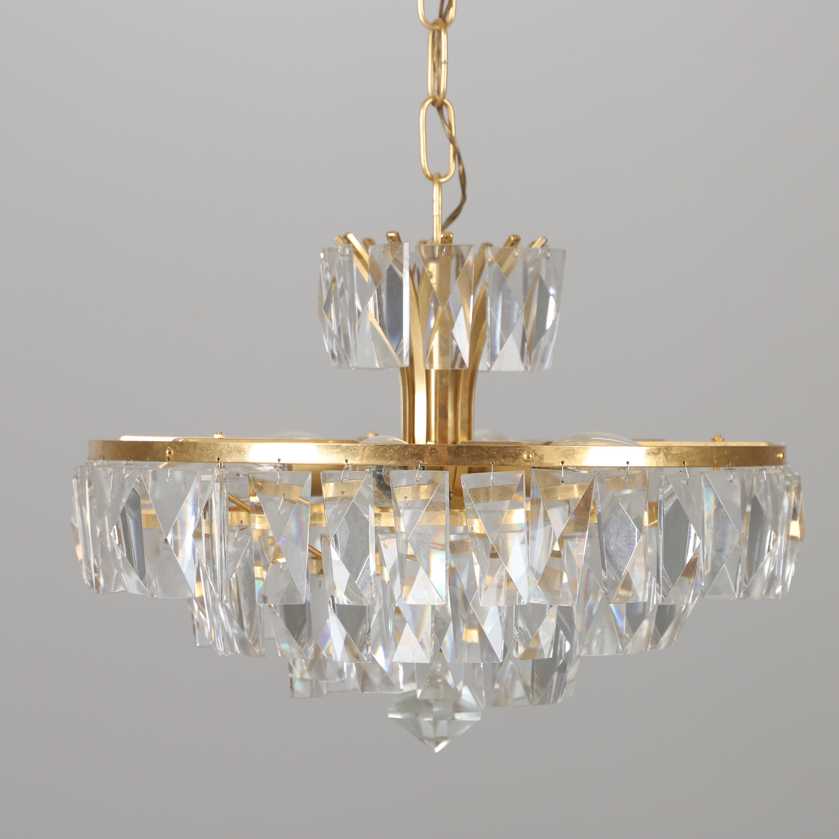 TAKLAMPA, mässing med prismor, sent 1900-tal.