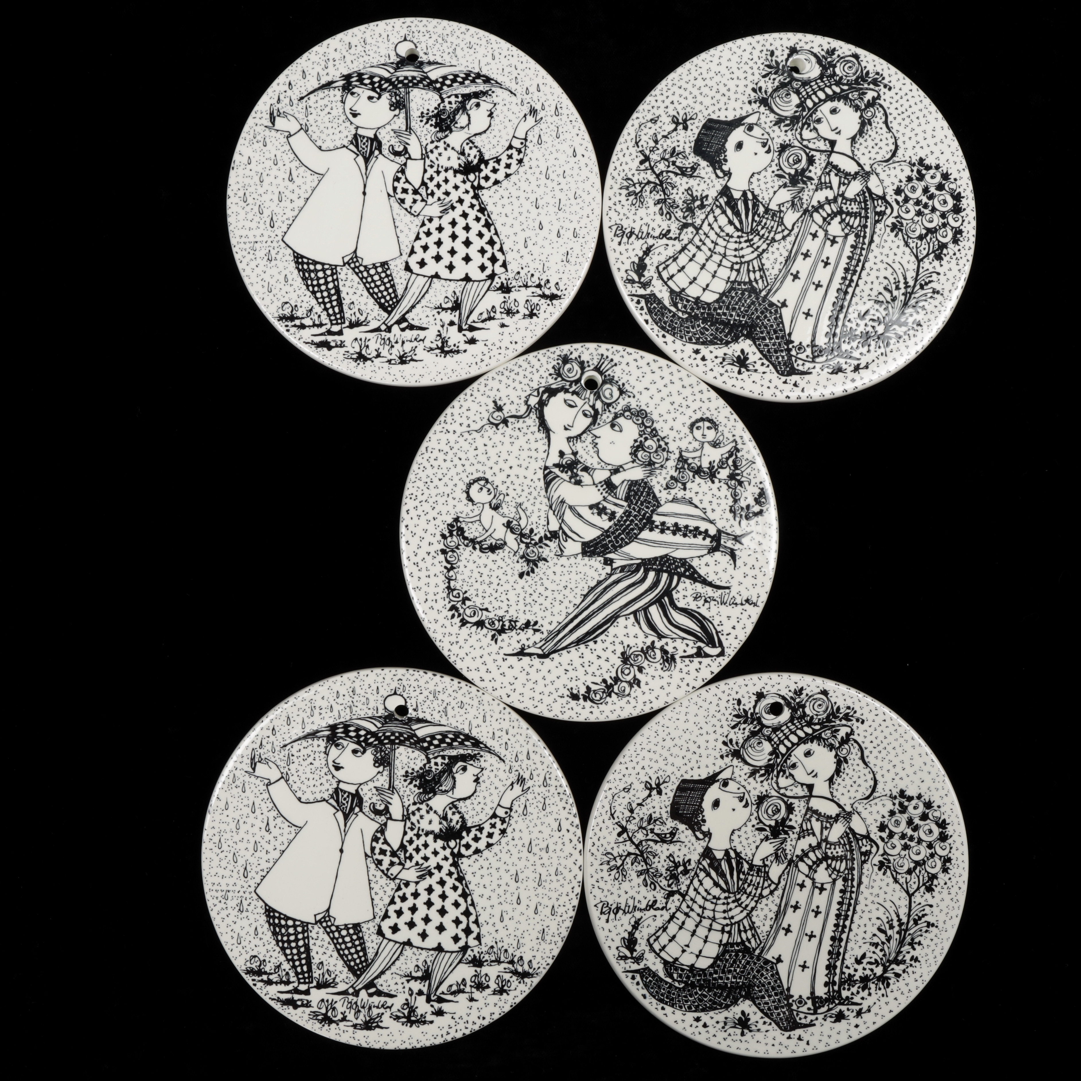 BJÖRN WIINBLAD. Väggplaketter, 5 st, porslin, Nymölle, Danmark, 1900-talets andra hälft.