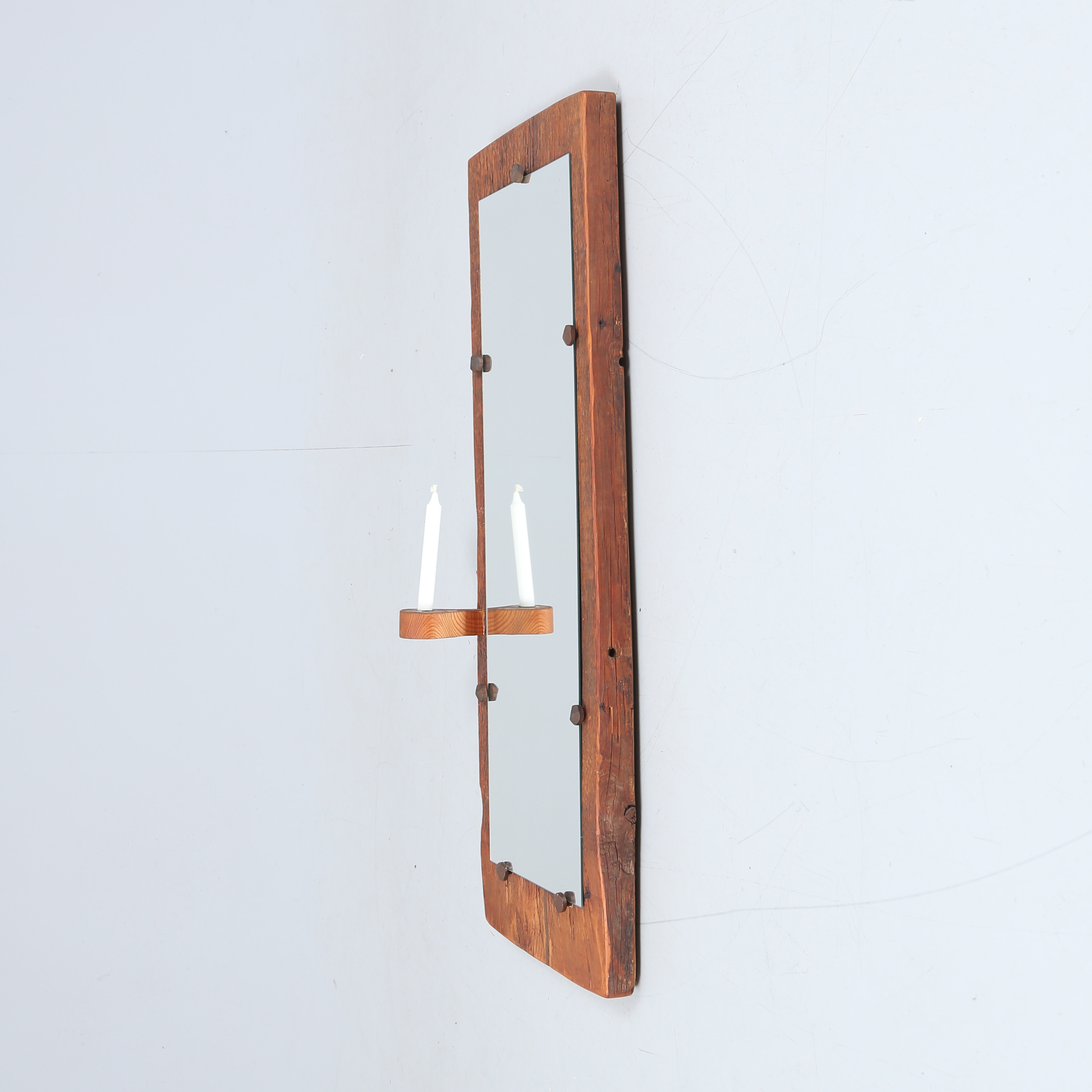 GUNNAR KANEVAD. TILLSKRIVEN. SPEGEL med LJUSHÅLLARE, sjödränkt trä, osignerad.