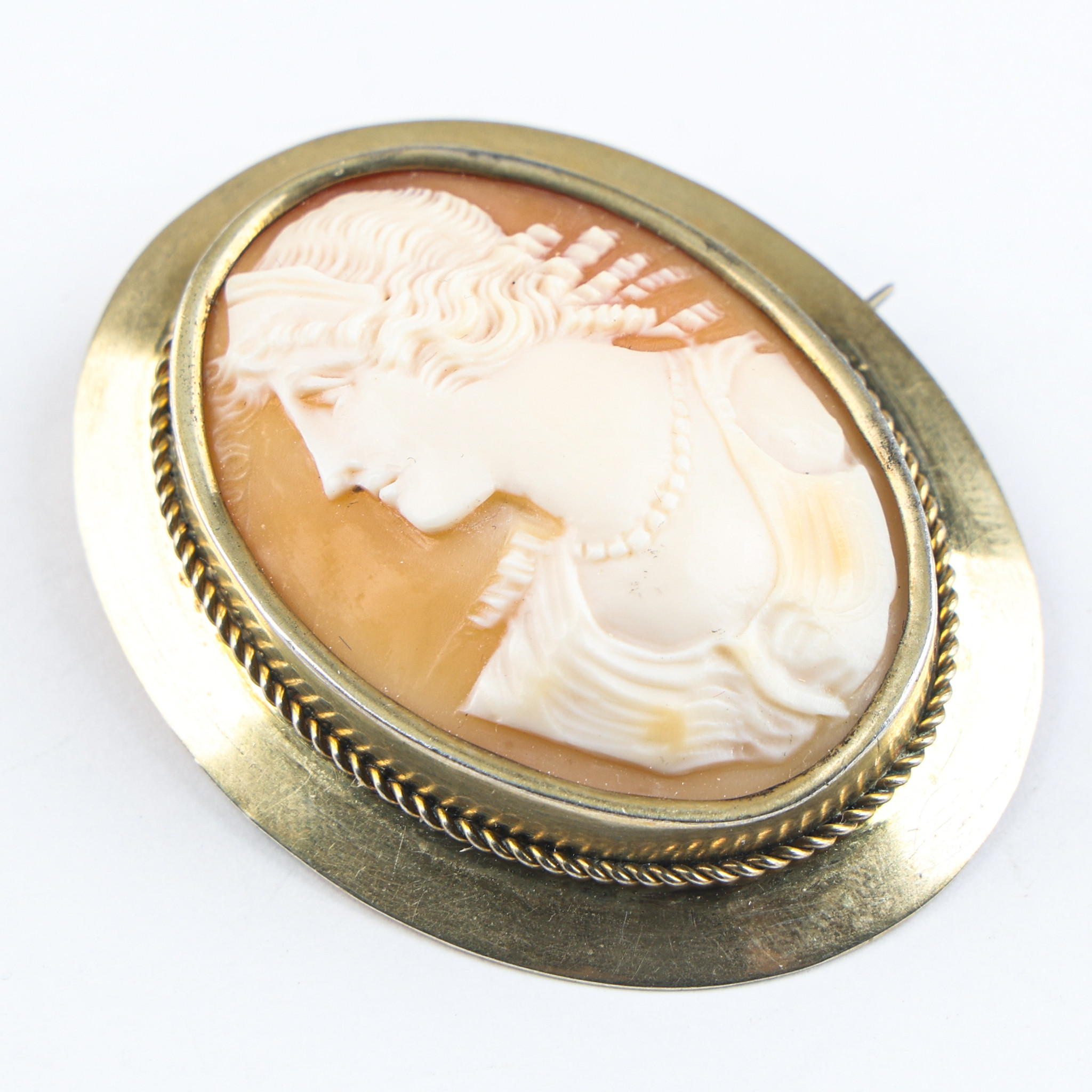 BROSCH, kamé, skuret snäckskal, sterlingsilver, Strömstad 1919.