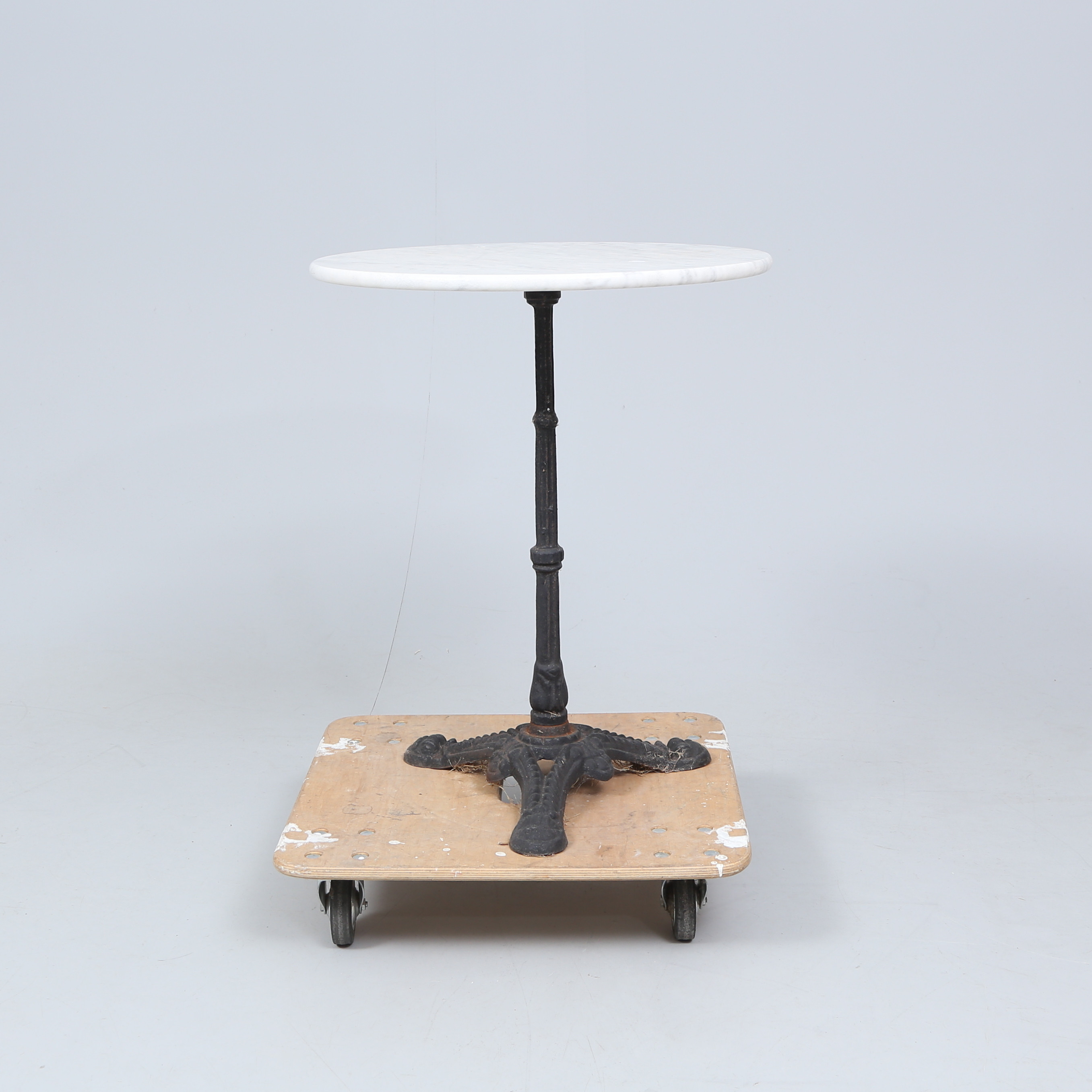 TRÄDGÅRDSBORD, stenskiva och gjuten metall, 1900-tal.