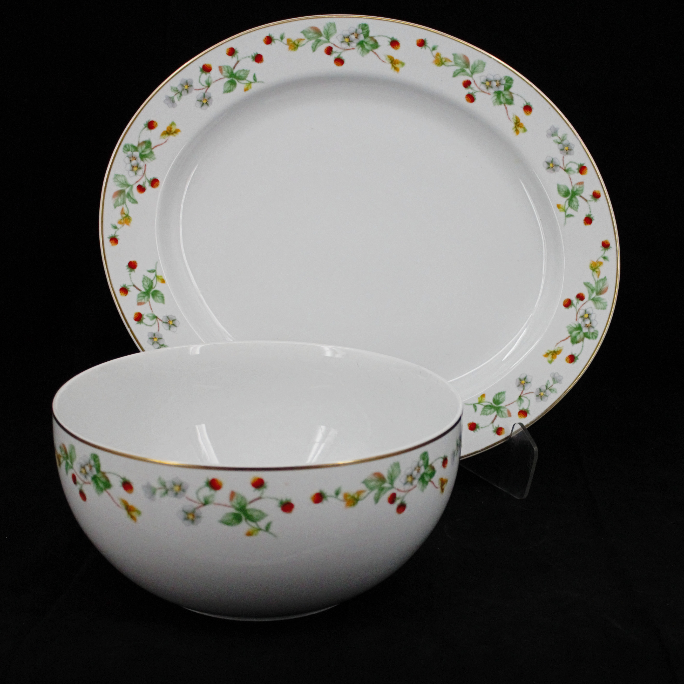 SKÅL och FAT, 2 delar, dekor i form av smultron, porslin, Christineholm.