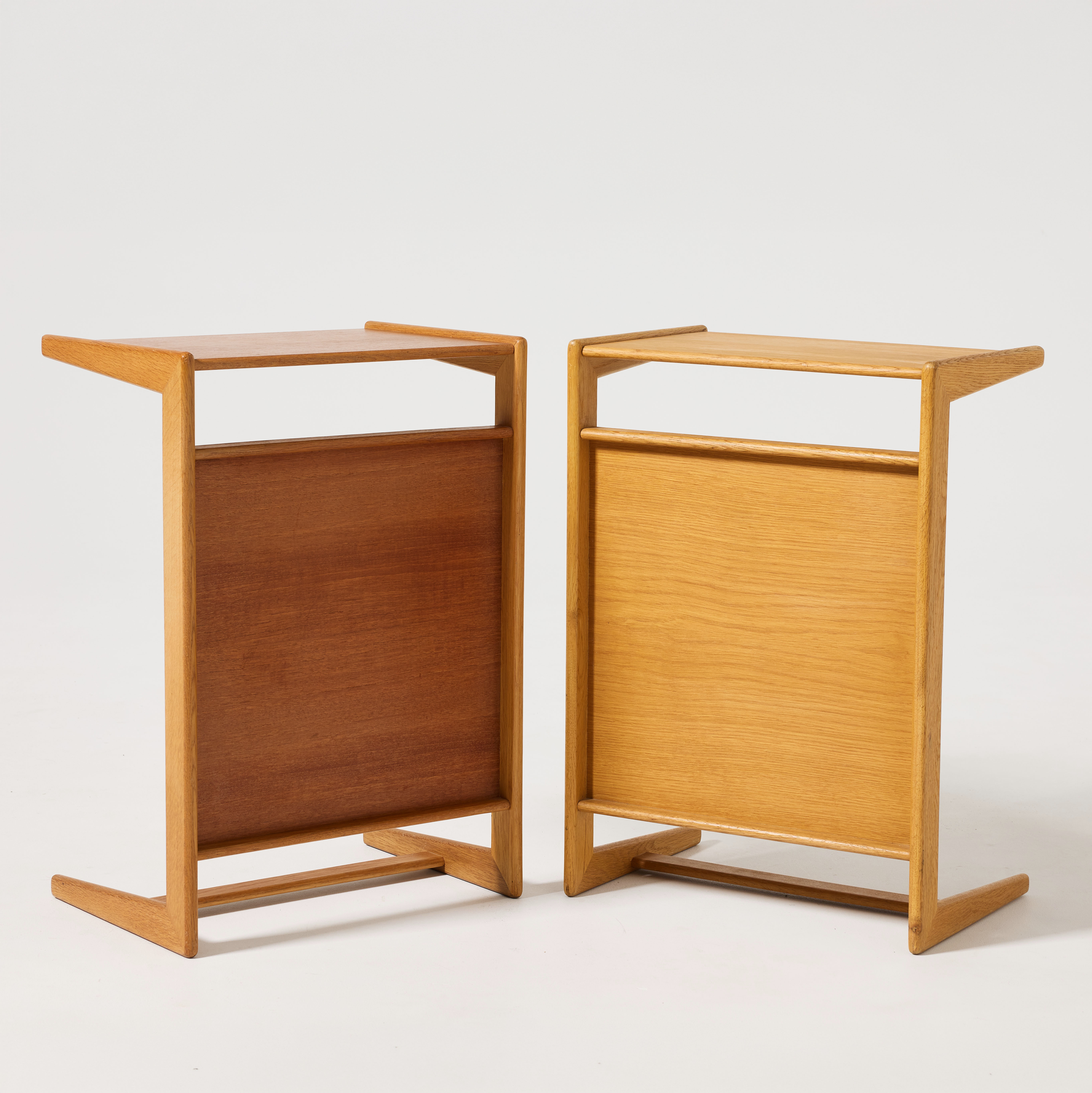 YNGVAR SANDSTRÖM. "Nikko", bord/sängbord, två stycken, Nordiska Kompaniet, 1960-tal, ur Triva-kollektionen, naturfärgad ek och teak.