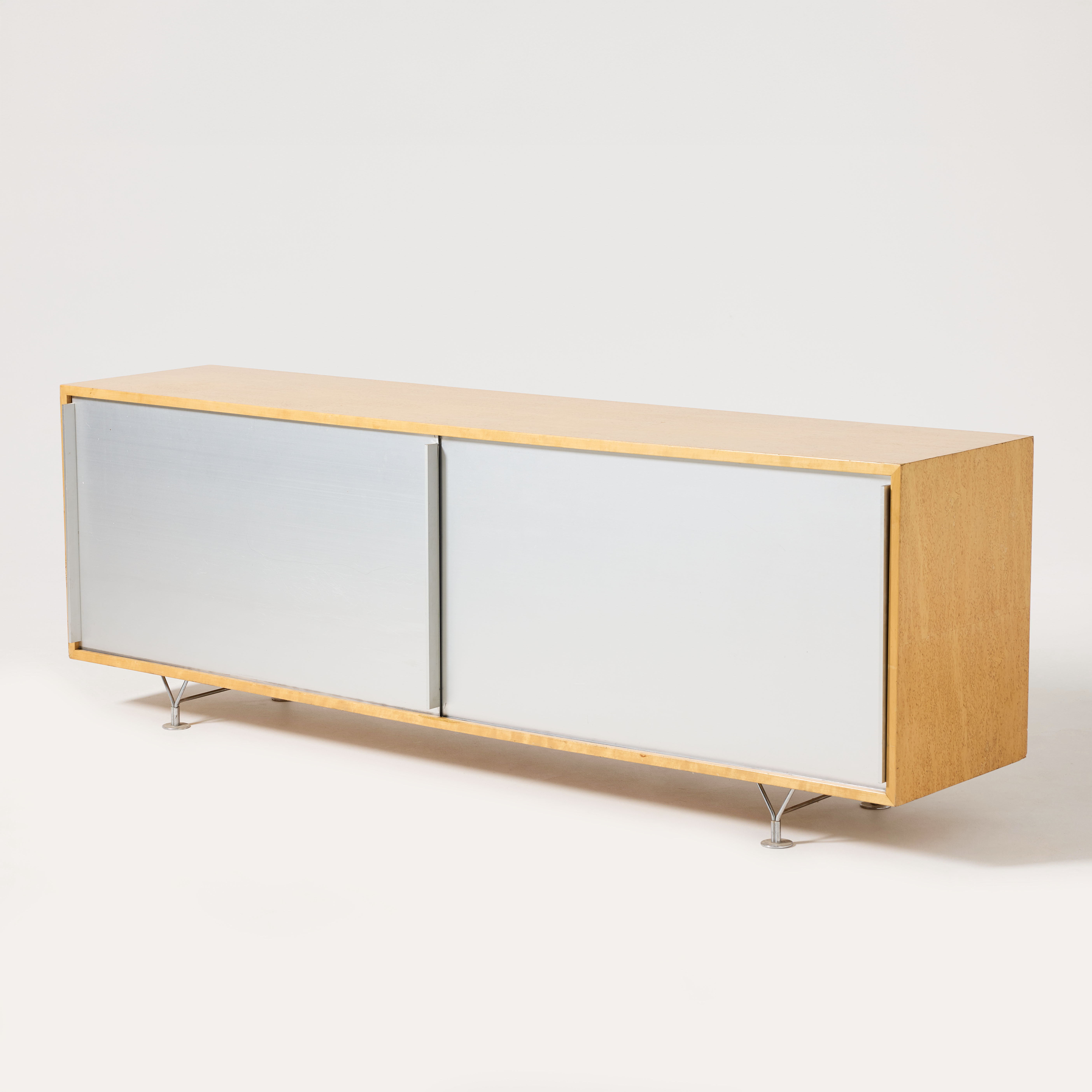 BRUNO MATHSSON. "MI 806", sideboard, Mathsson International AB, Värnamo, fanerat i björk och masurbjörk med skjutdörrar i aluminium.