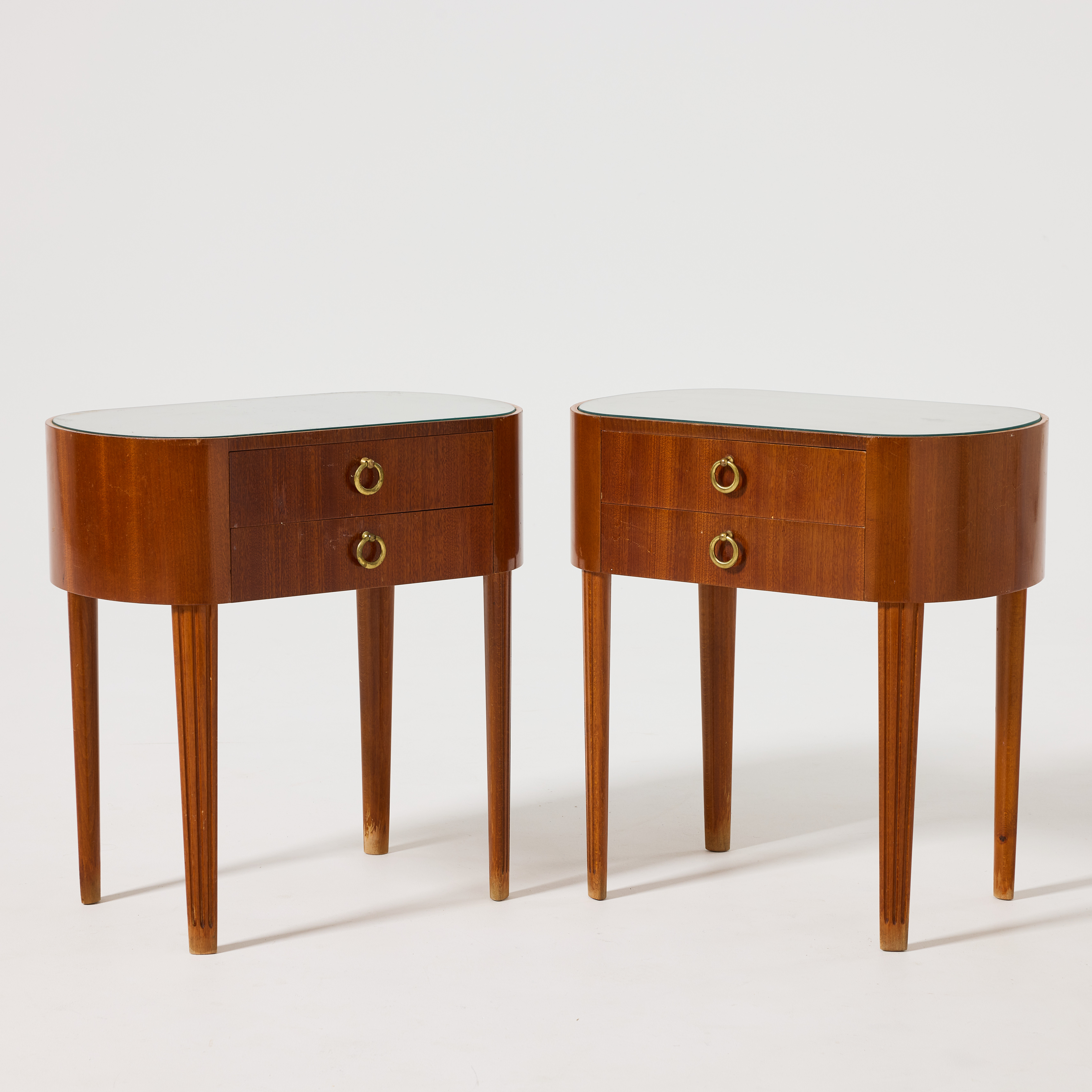 AXEL LARSSON. Sängbord, ett par, Svenska Möbelfabrikerna, Bodafors 1940-tal, mahogny med draghandtag i mässing.