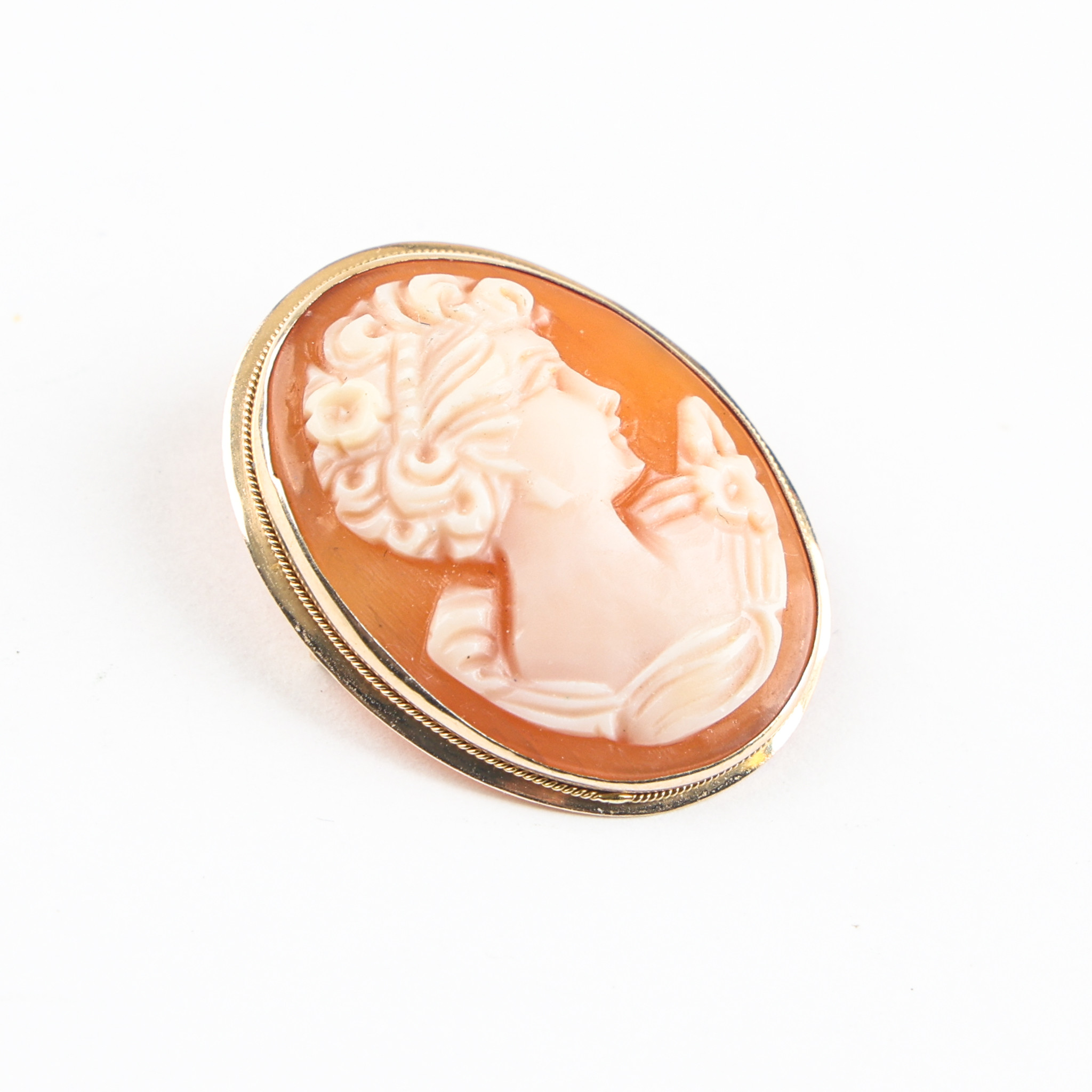 BROSCH/HÄNGE, 14k guld, kamé, skuret snäckskal,totlvikt ca 3,4 gram.