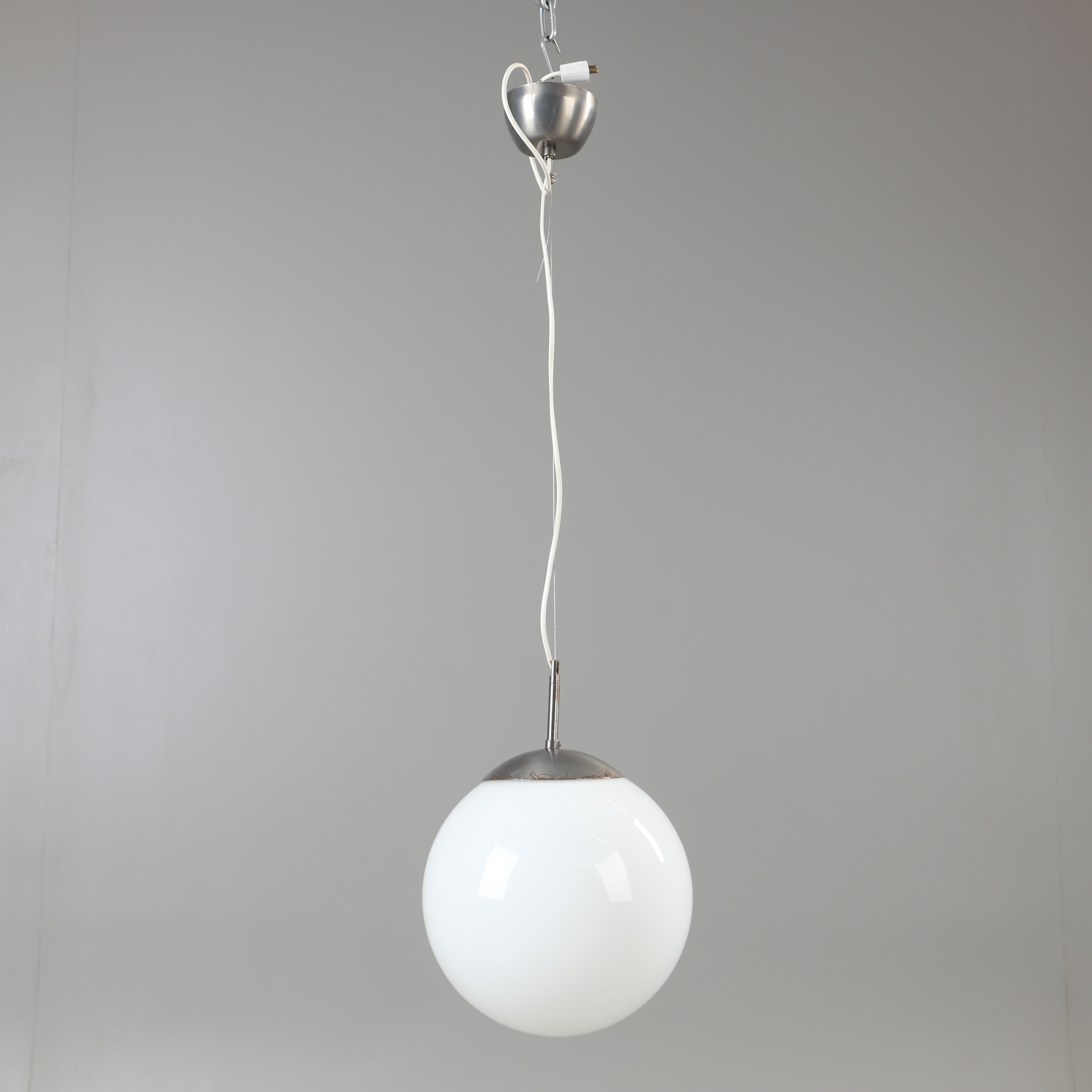 TAKLAMPA, glas och metall, klot-modell, 2000-tal.