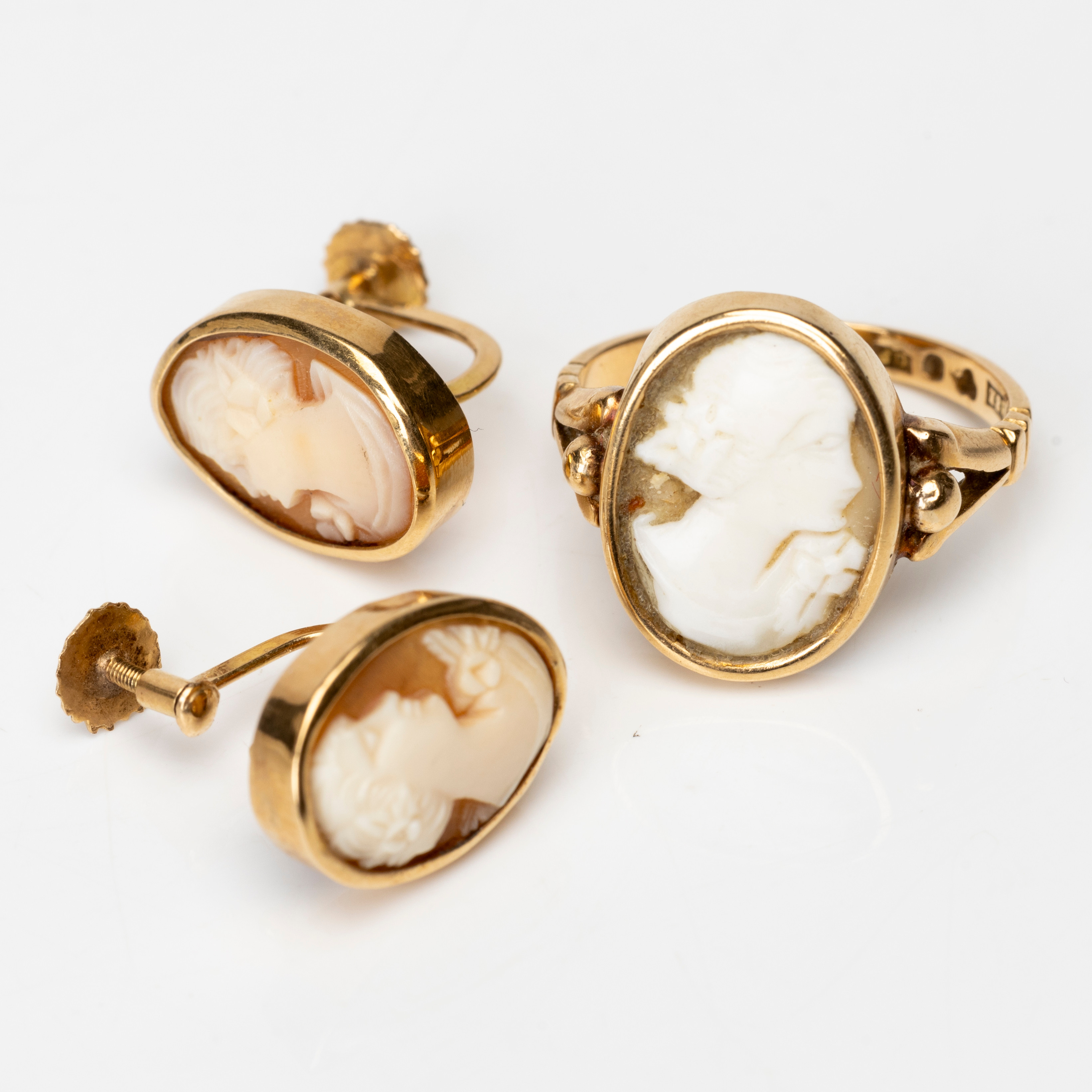 RING SAMT ÖRHÄNGEN, kamé och 18k guld.