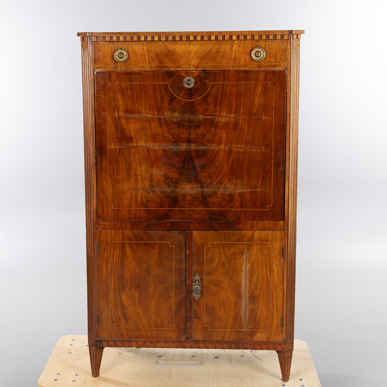 CHIFFONJE, troligen Danmark, fanerad i mahogny, 17/1800-tal.