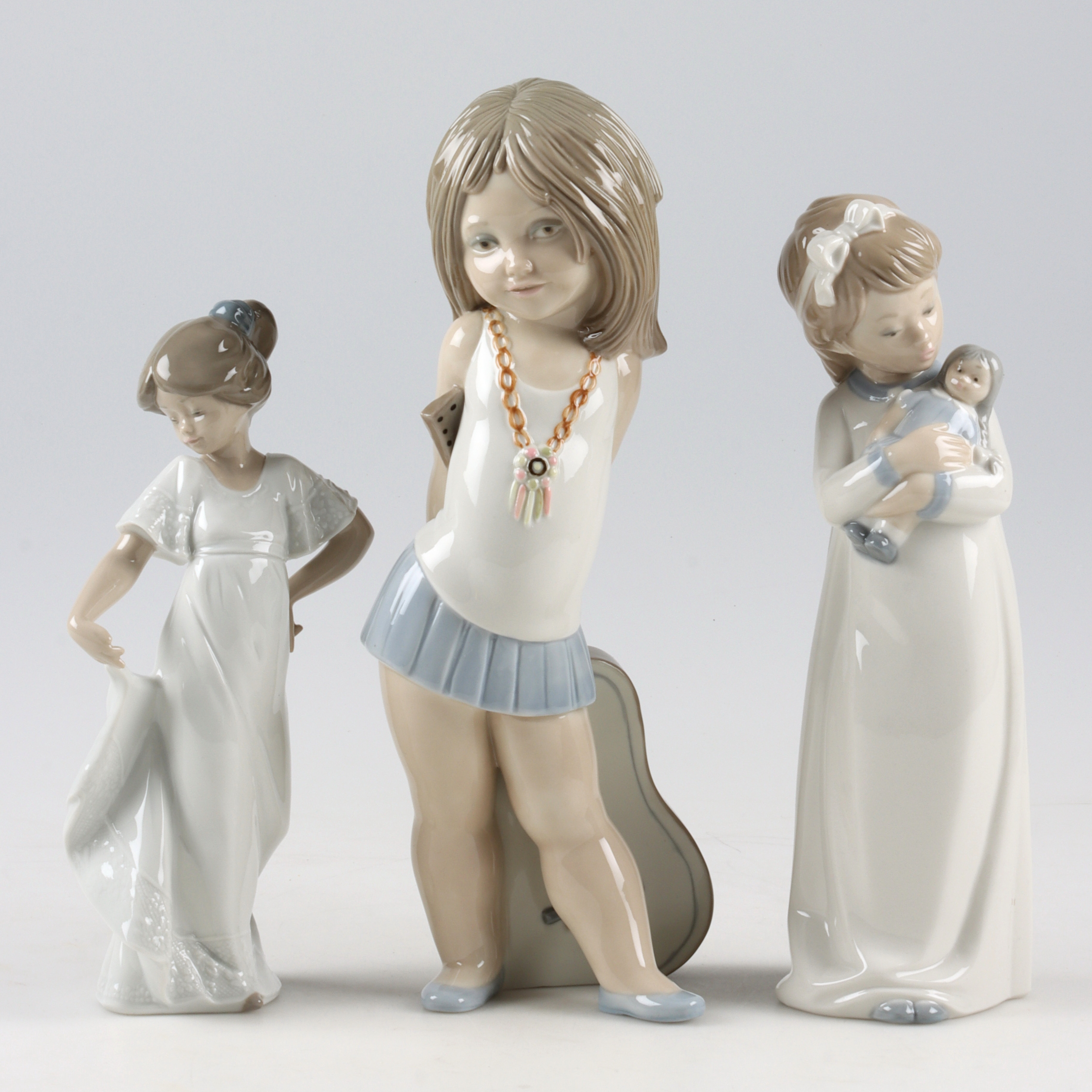 FIGURINER, 3 st, porslin, Nau, Zaphir. 1900-tal.