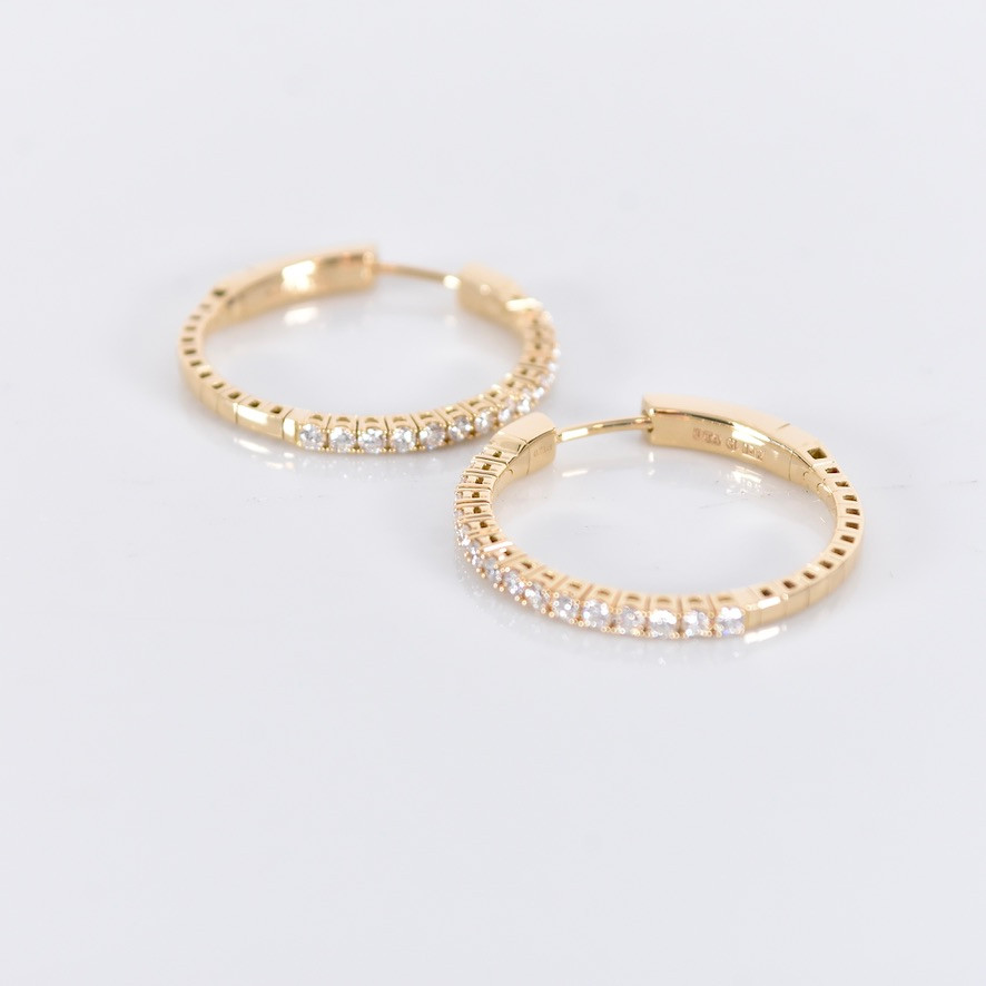 DIAMANTCREOLER, ett par, 0,71ct, 18K.