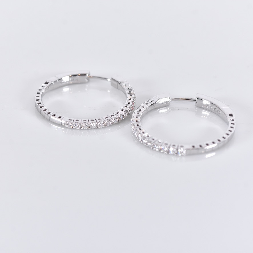 DIAMANTCREOLER, ett par, 0,69ct, vitguld 18K.