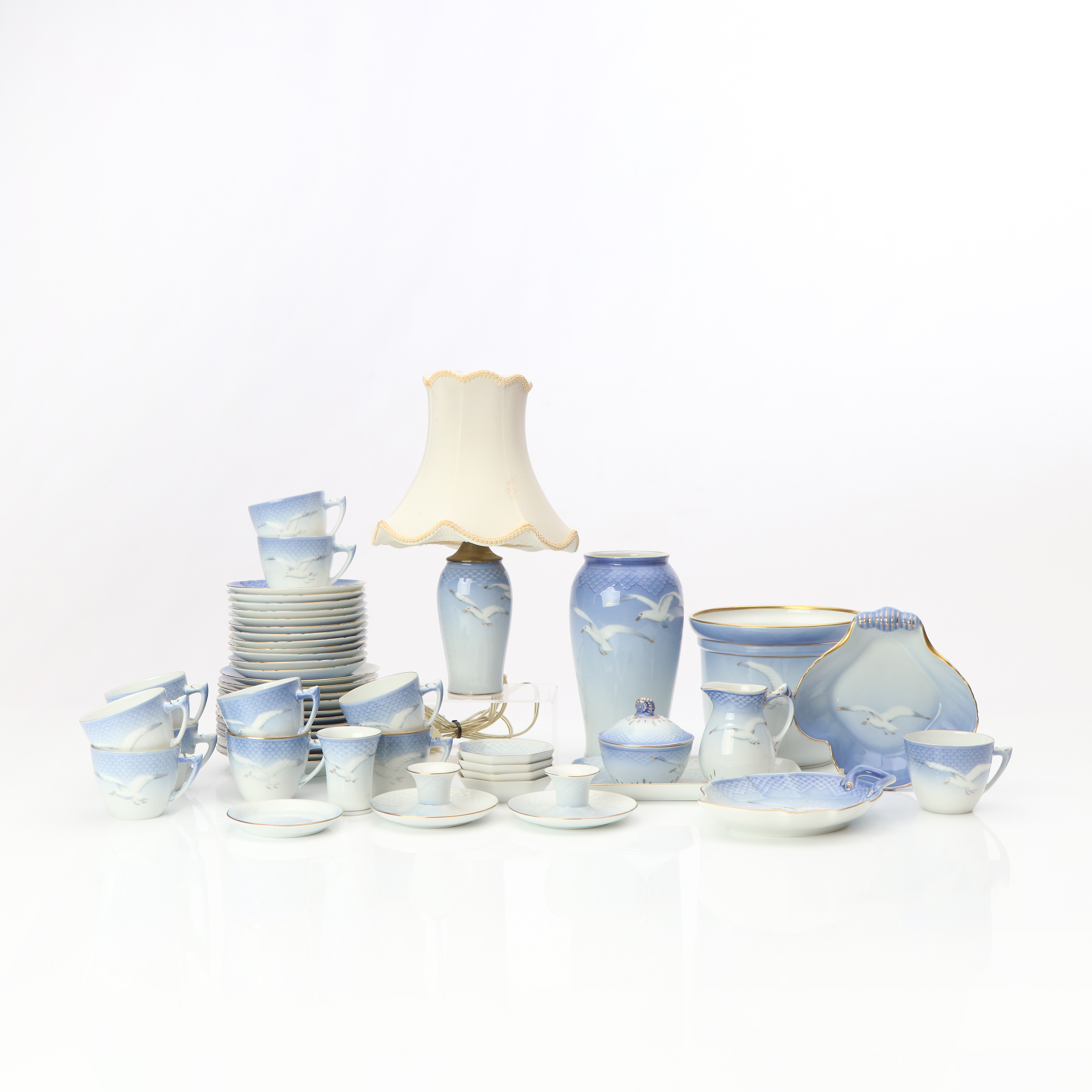 BLÅ MÅSEN, KAFFESERVIS, 39 DELAR. Porslin med guldkant. Bing & Gröndahl.