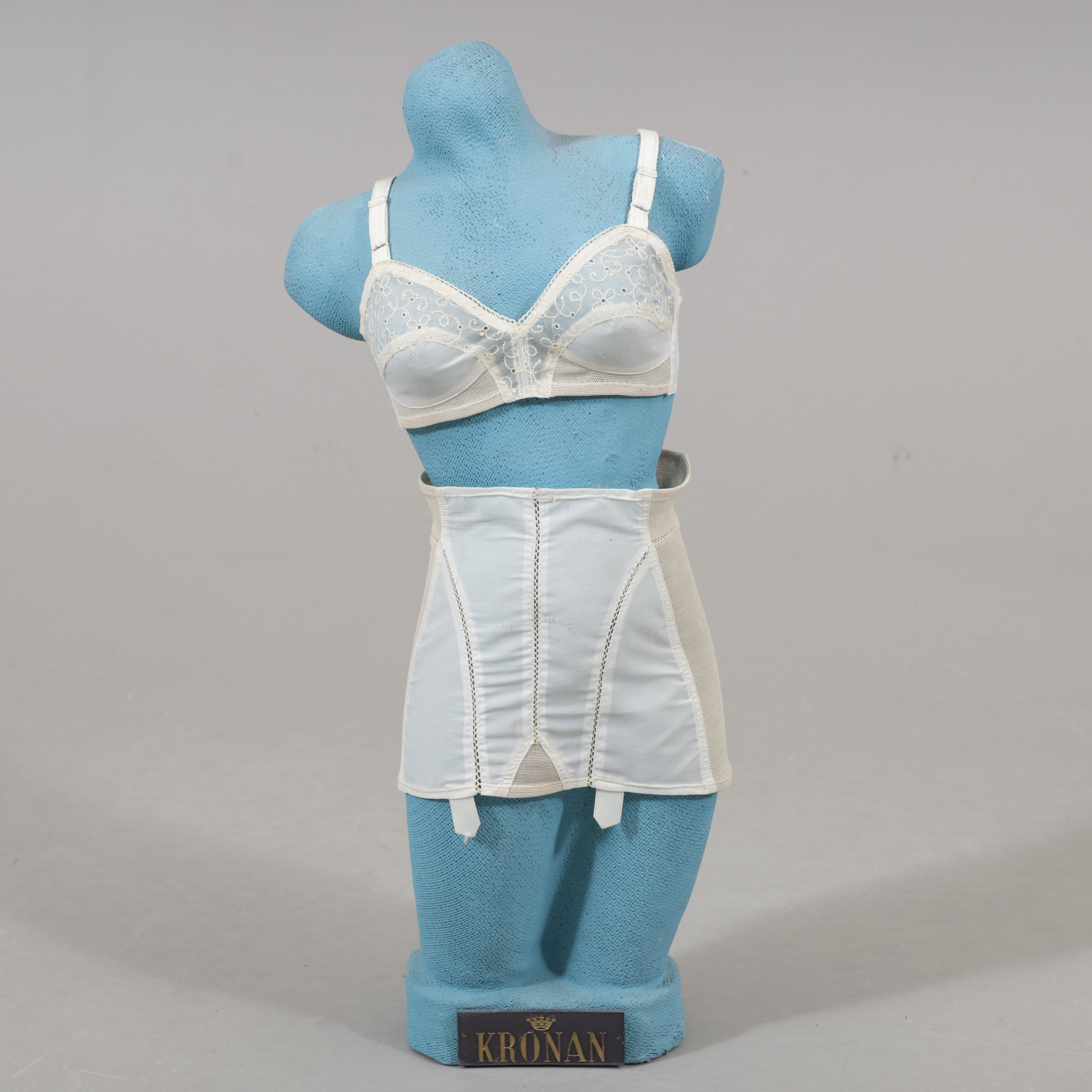 SKYLTDOCKA, papier-mache´, Kronan samt UNDERKLÄDER, 1900-talets första hälft.