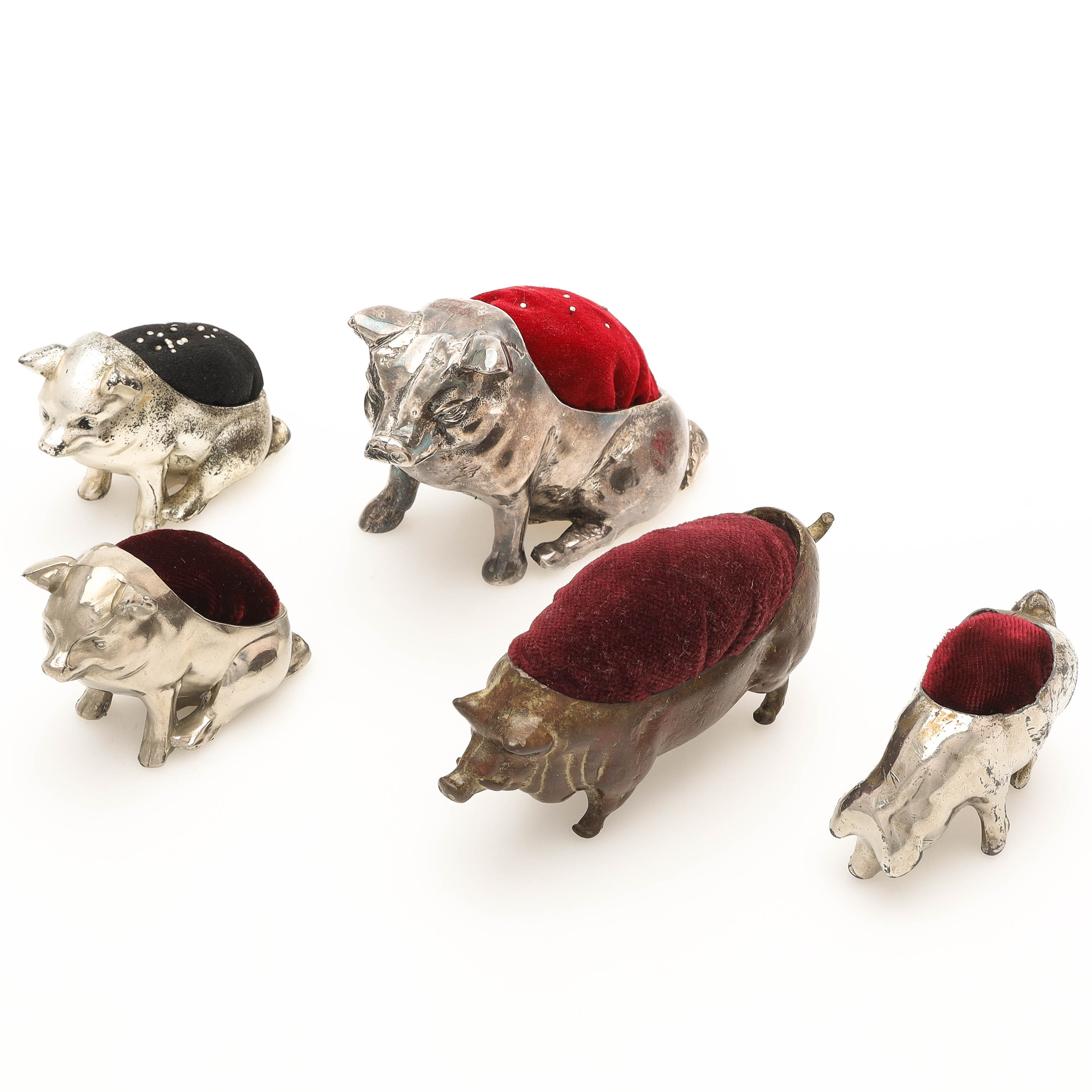 NÅLDYNOR, 5 delar, metall, form av grisar.