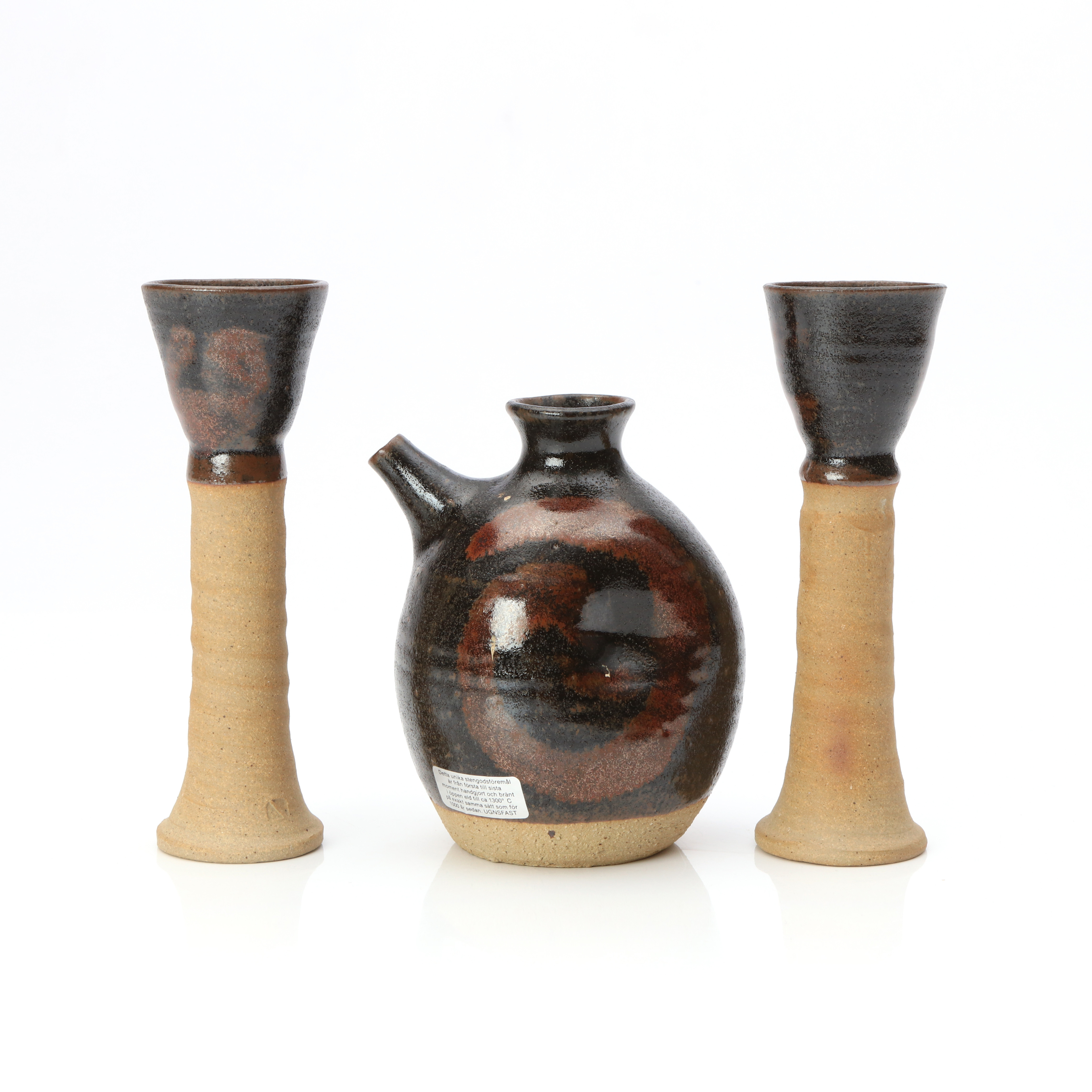 ENEGÅRDEN, KANNA OCH TVÅ SNAPSGLAS. Delvis glaserat stengods. Märkta undertill.