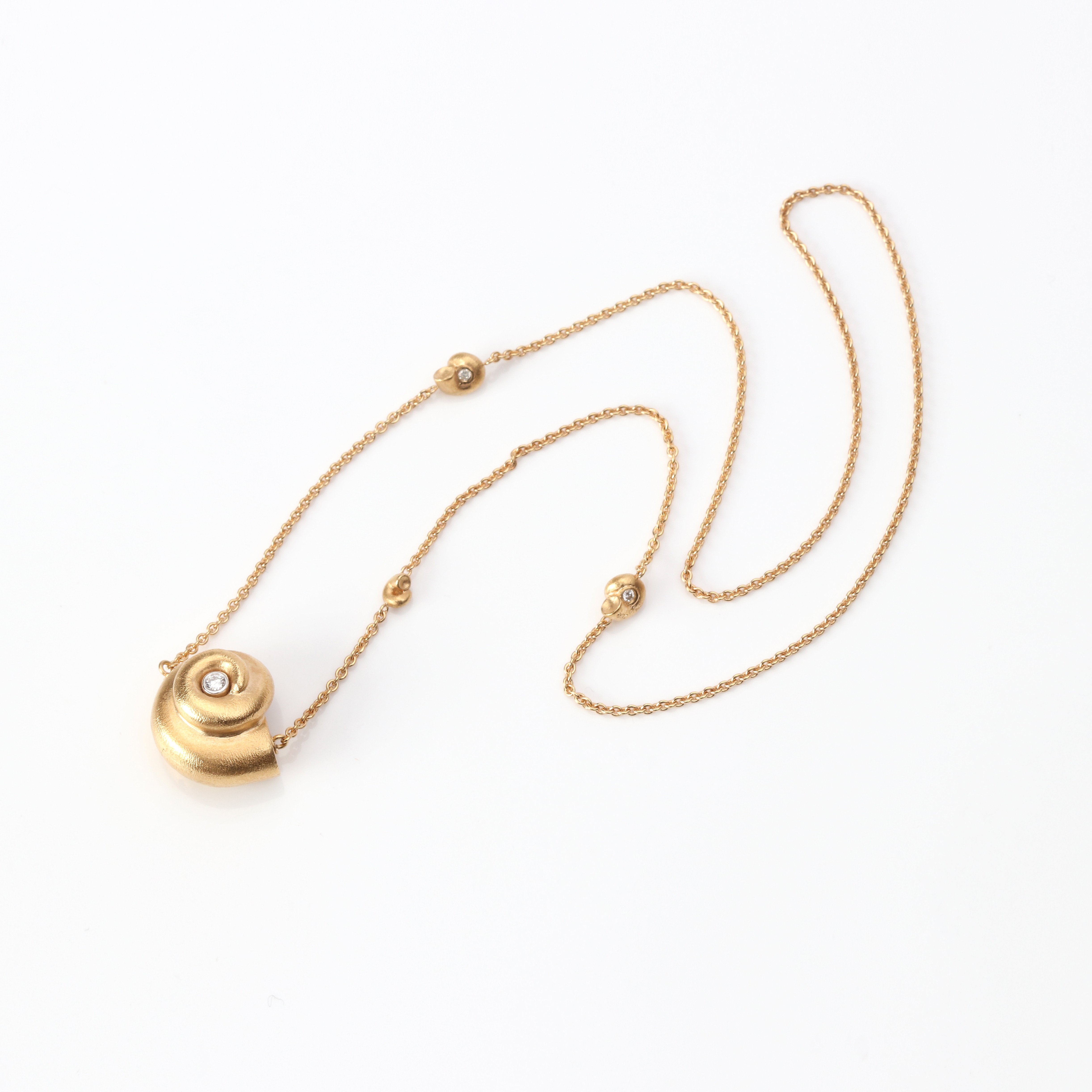 OLE LYNGGAARD, COLLIER MED LÅS. 18k guld med briljantslipade diamanter, totalvikt ca 13,3 gram.