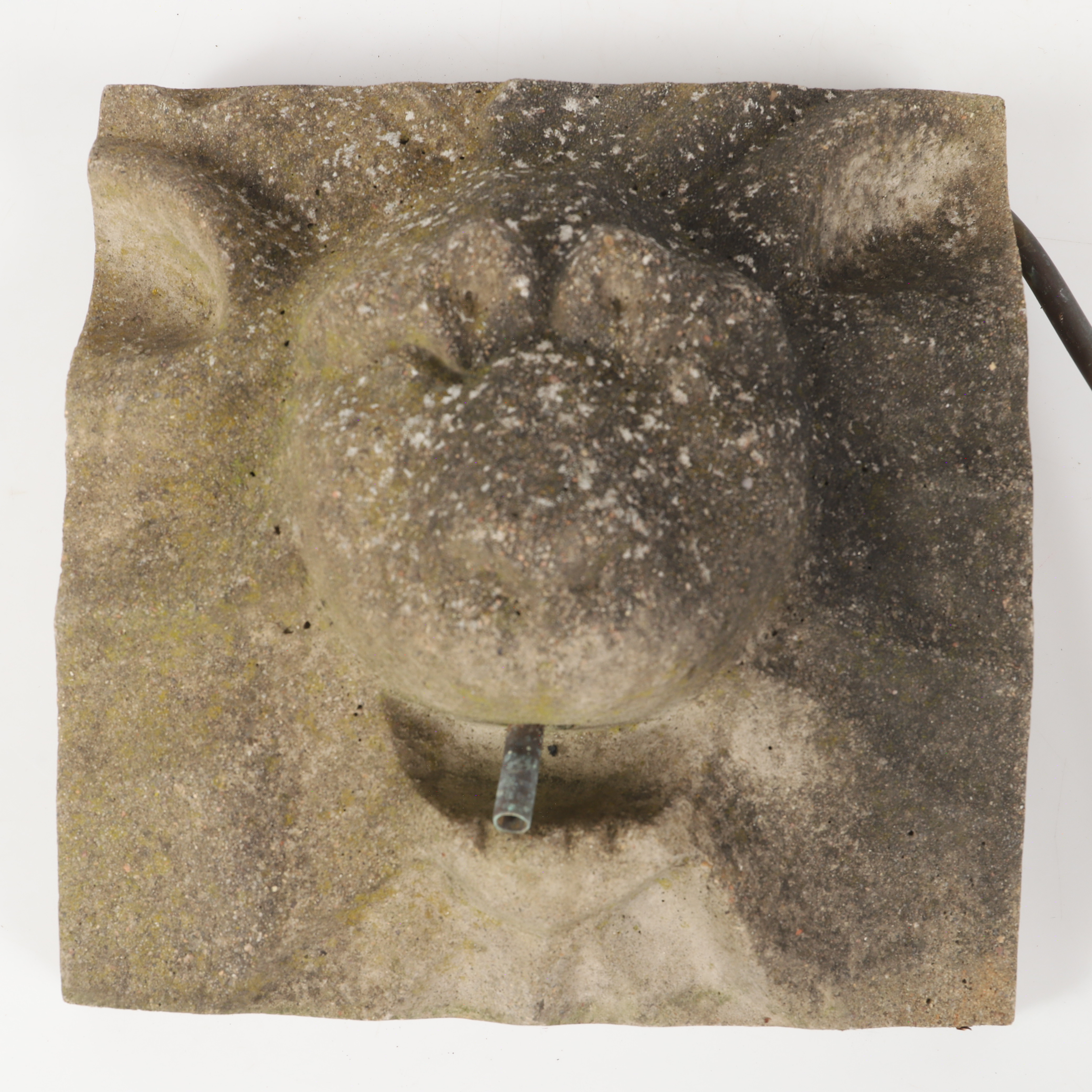 VATTENUTKASTARE, i form av lejon, cement, 1900-tal.