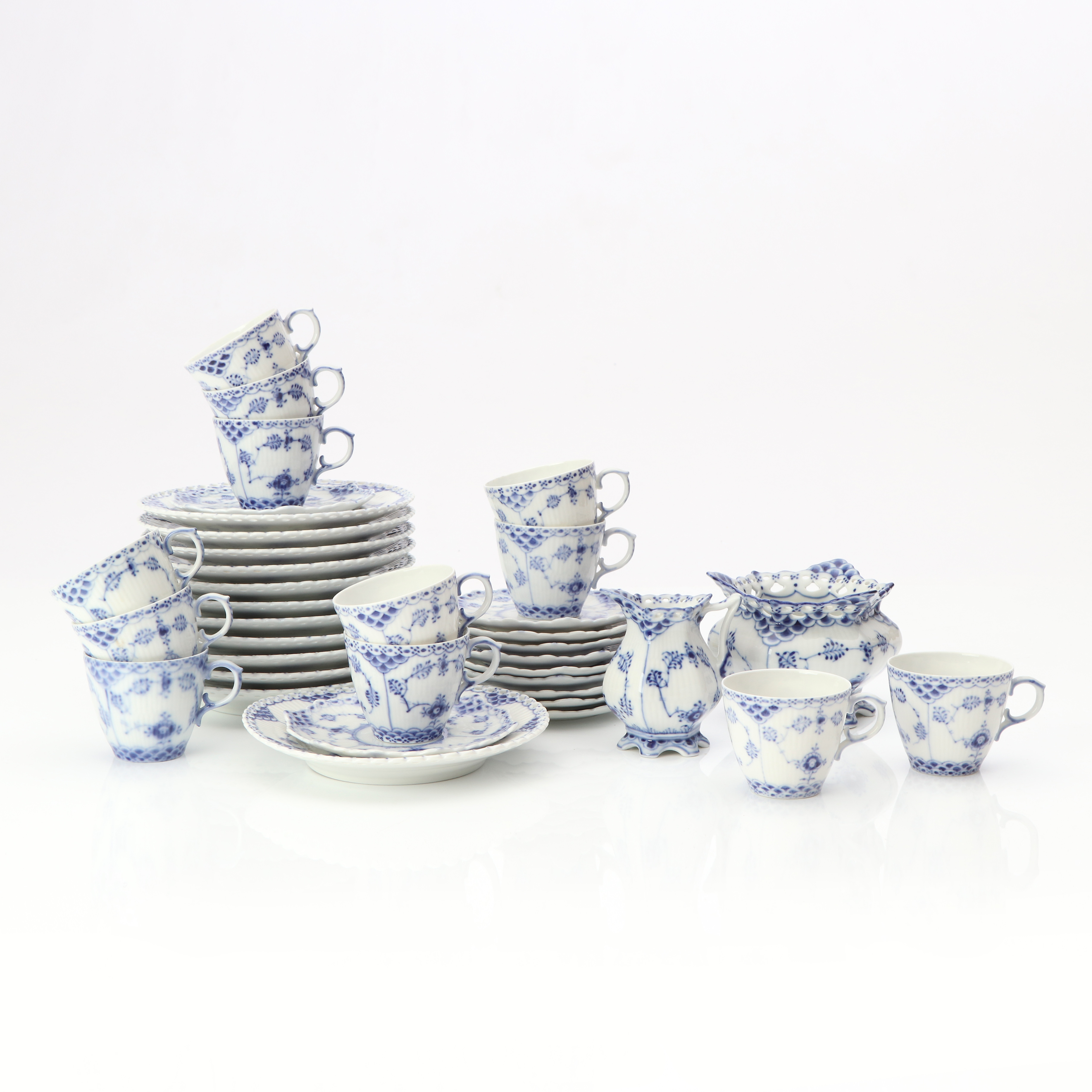 MUSSELMALET, MOCCASERVIS, 25 DELAR. Porslin. Royal Copennahgen, helblond.